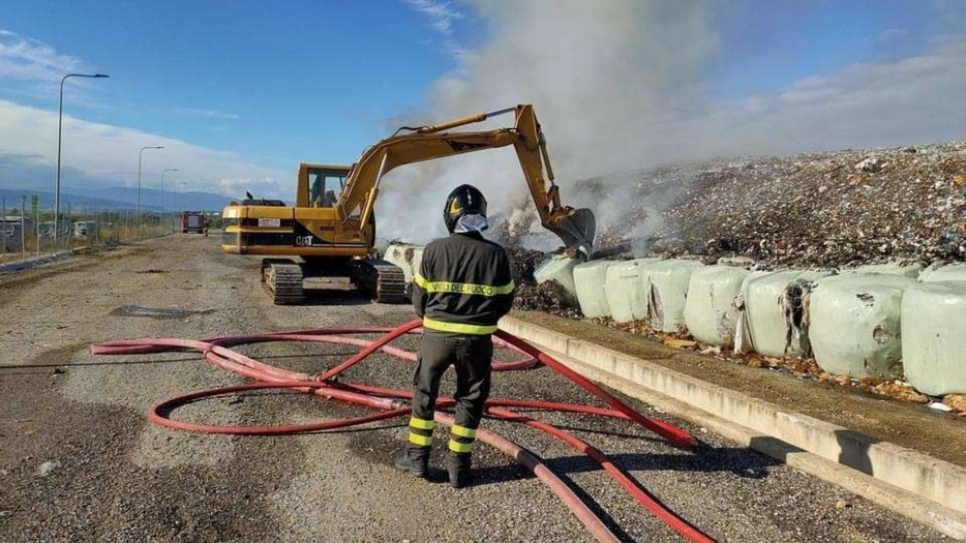 Immagine di Calabria tra ecoballe e incendi È la nuova "Terra dei fuochi"