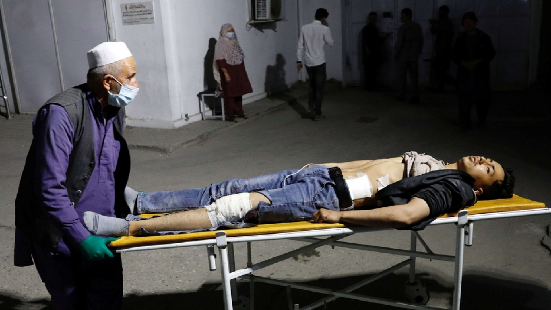 Immagine di Attentato a Kabul; 18 uccisi e 57 feriti. Tra loro molti studenti