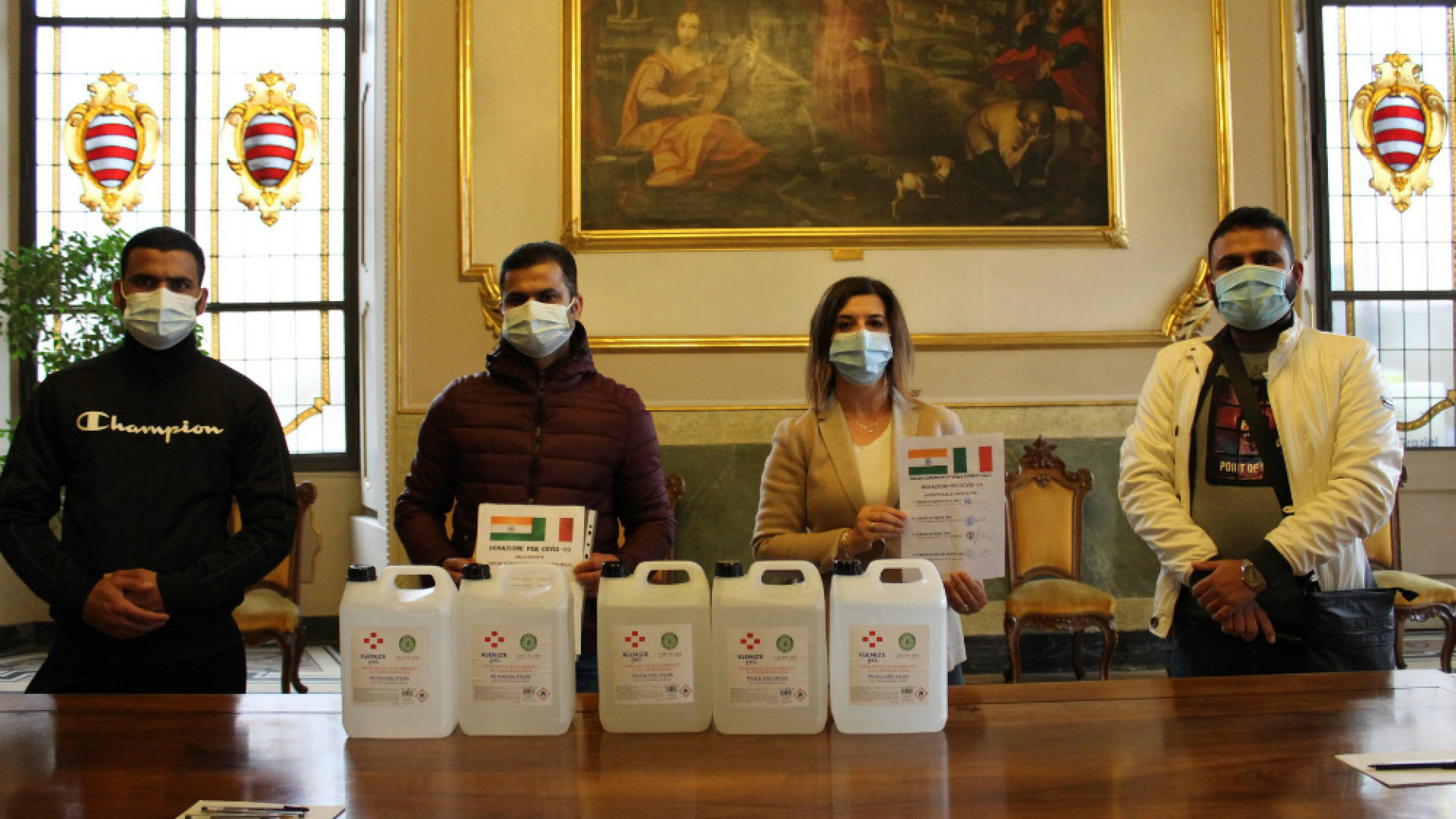 Immagine di Donato gel igienizzante al Comune di Cremona dalla comunità indiana