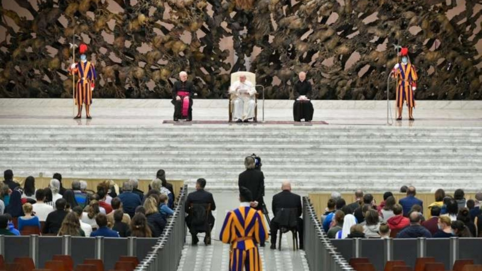 Immagine di Il Papa: ogni volta che preghiamo, Gesù prega con noi e per noi