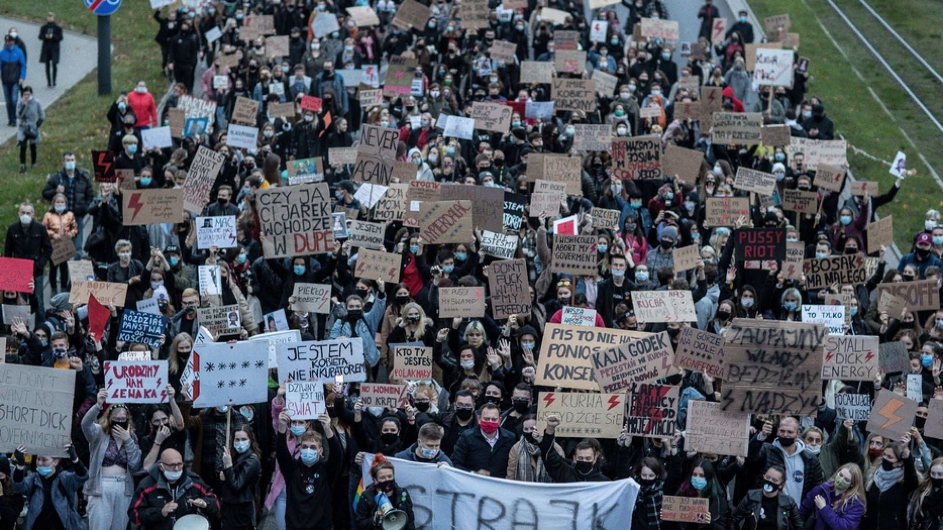 Immagine di Proteste sull'aborto in Polonia, attaccate anche le chiese. Pronto l'esercito