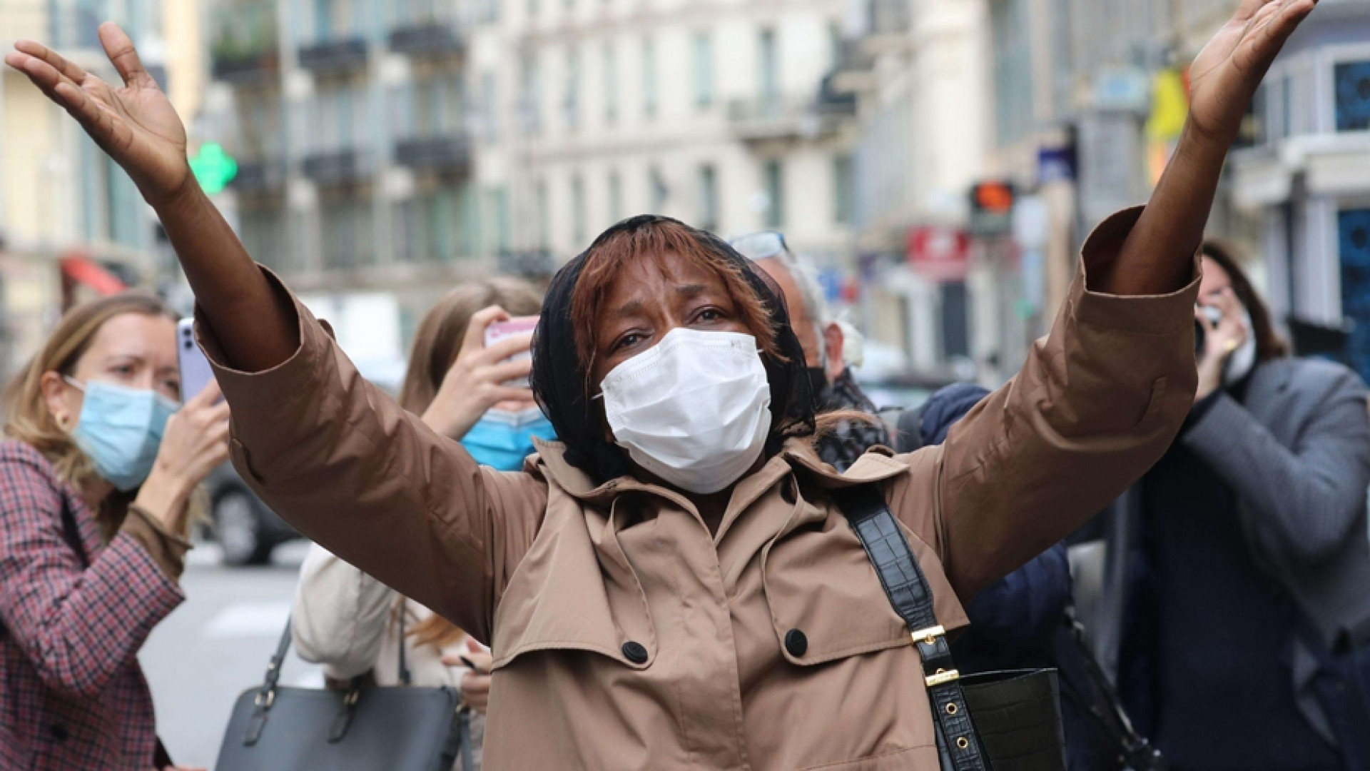Immagine di Papa: i francesi reagiscano al male con il bene. Il dolore della Cei