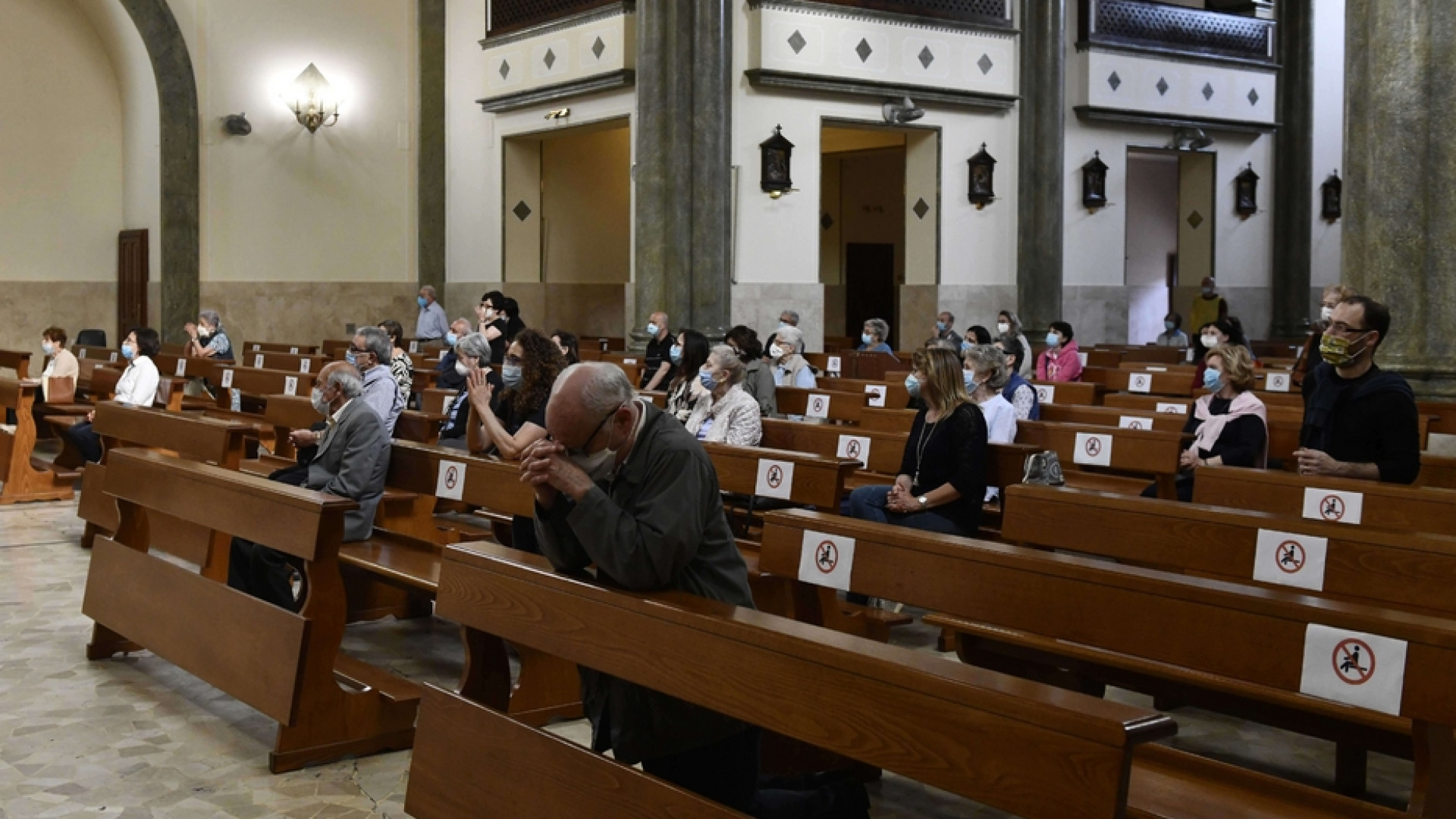 Immagine di Le Messe restano «aperte». Ma si possono fermare catechismo e incontri