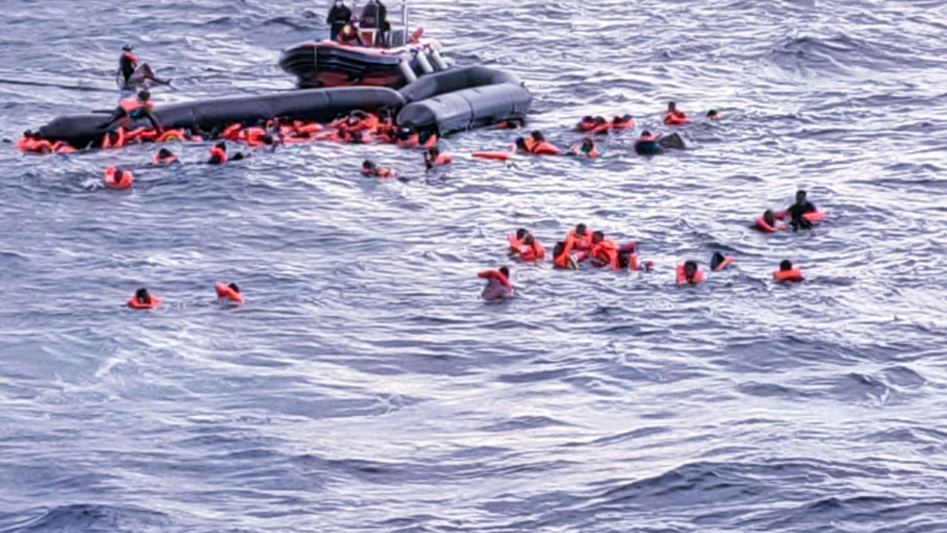 Immagine di Le milizie spingono altri barconi. E l'Ue collabora ai respingimenti