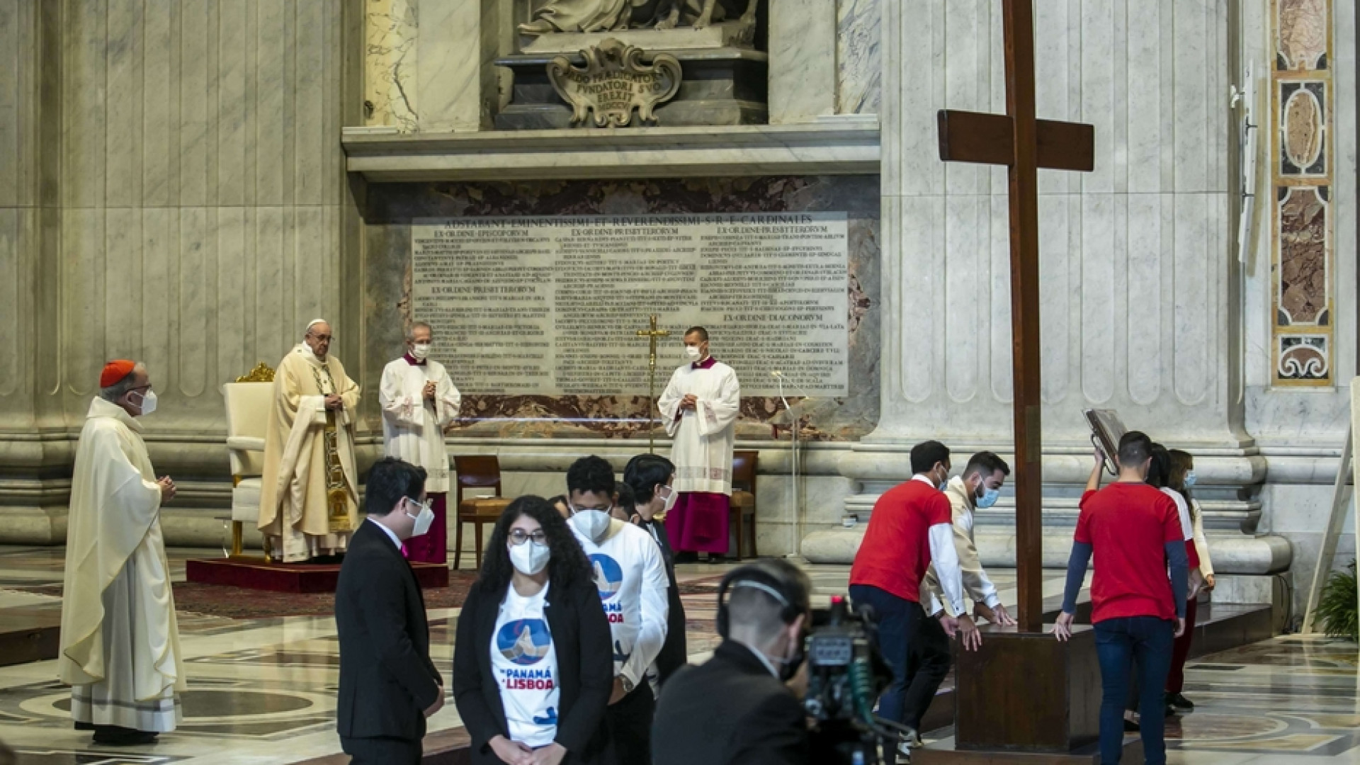 Immagine di Francesco ai giovani: non "vivacchiate", scegliere Dio rende felici