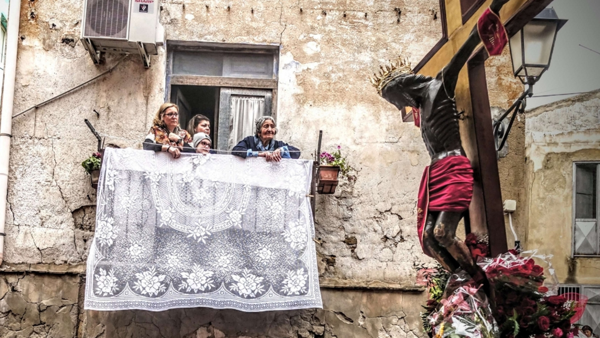 Immagine di Anche l'Africa si affida al Cristo nero