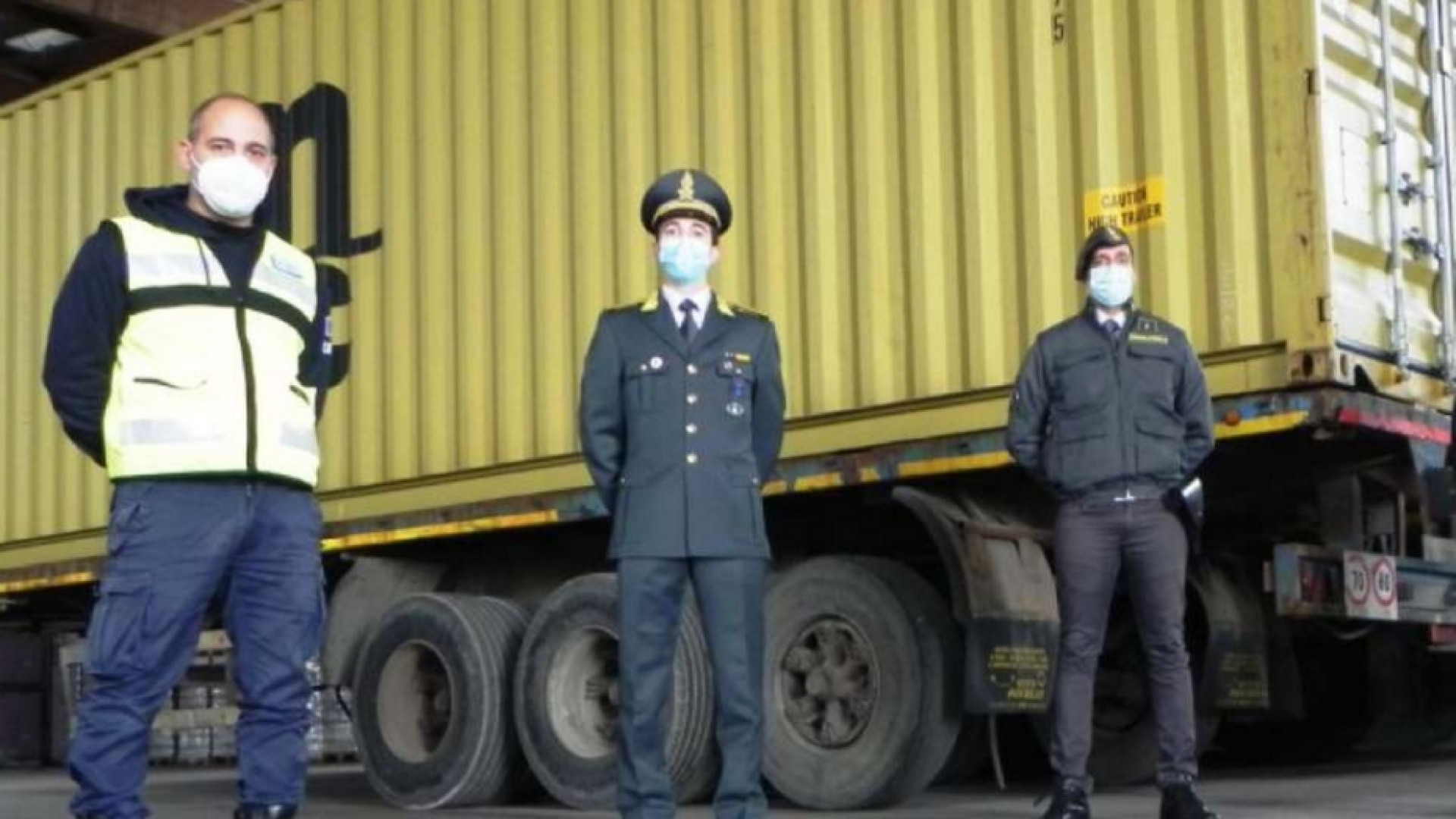 Immagine di Sequestrate 24 tonnellate di abiti usati. «È traffico illecito di rifiuti»