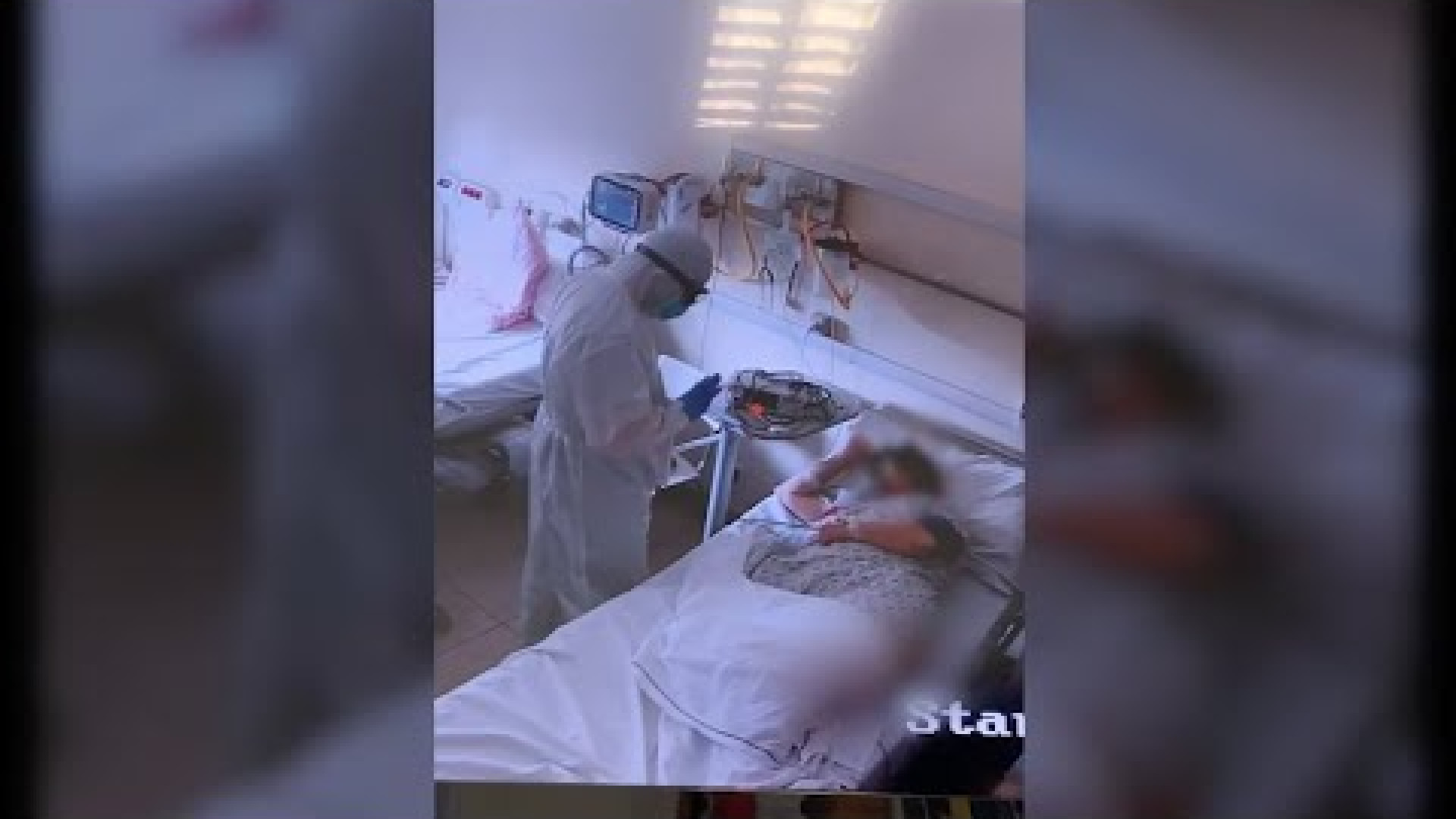 Immagine di Medico specializzando impara la lingua dei segni per aiutare sorda