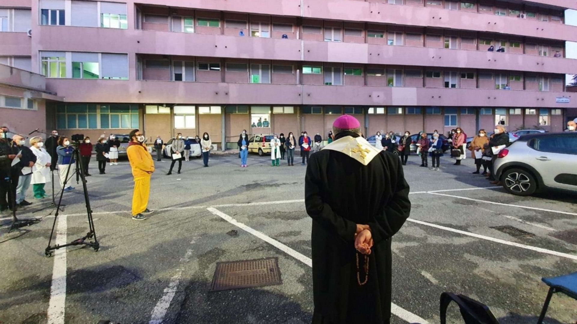 Immagine di Il Rosario con l'arcivescovo davanti al reparto Covid