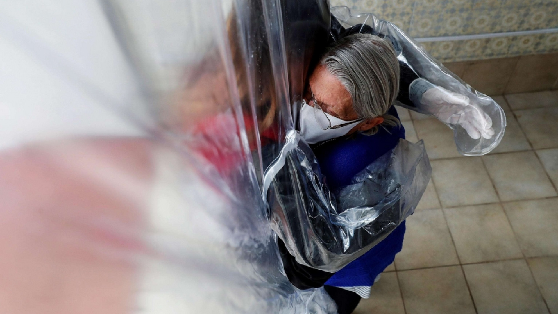 Immagine di Rsa, picco di morti con l'isolamento. Ora si cambia: sì a stanze per abbracci