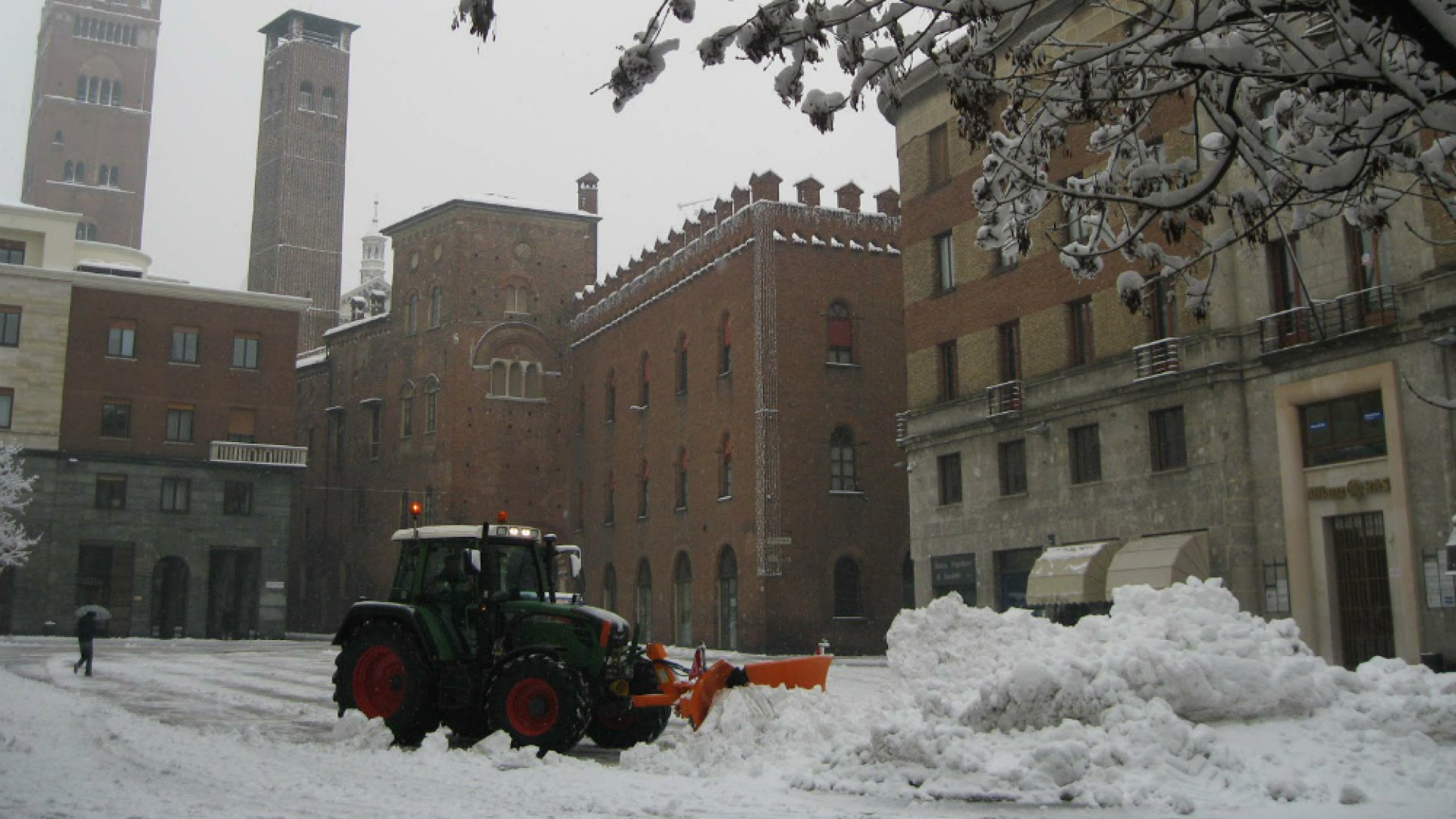 Immagine di Maltempo, neve in Lombardia, trattori Coldiretti in azione
