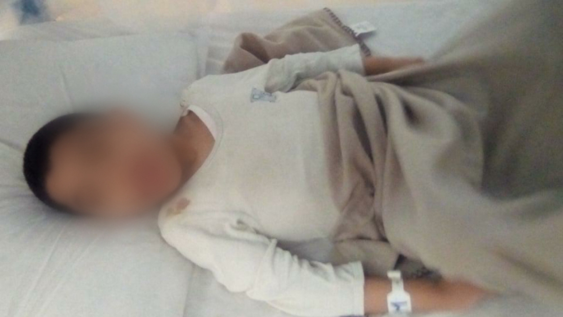 Immagine di Sul barcone con papà per curarsi. Bimbo paralitico rinchiuso a Pozzallo