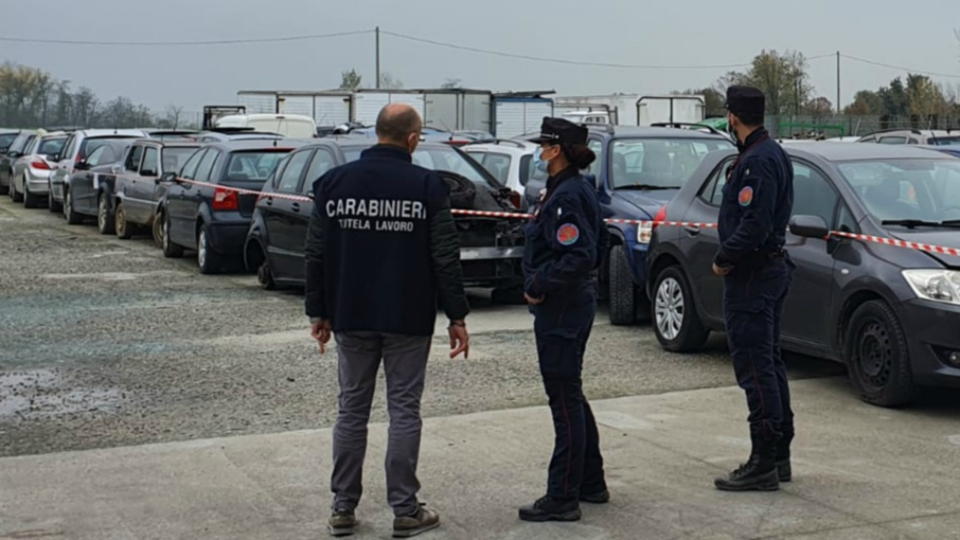 Immagine di Norme ambientali, del lavoro e sicurezza: irregolarità per un'officina non autorizzata a demolizione veicoli del Cremasco