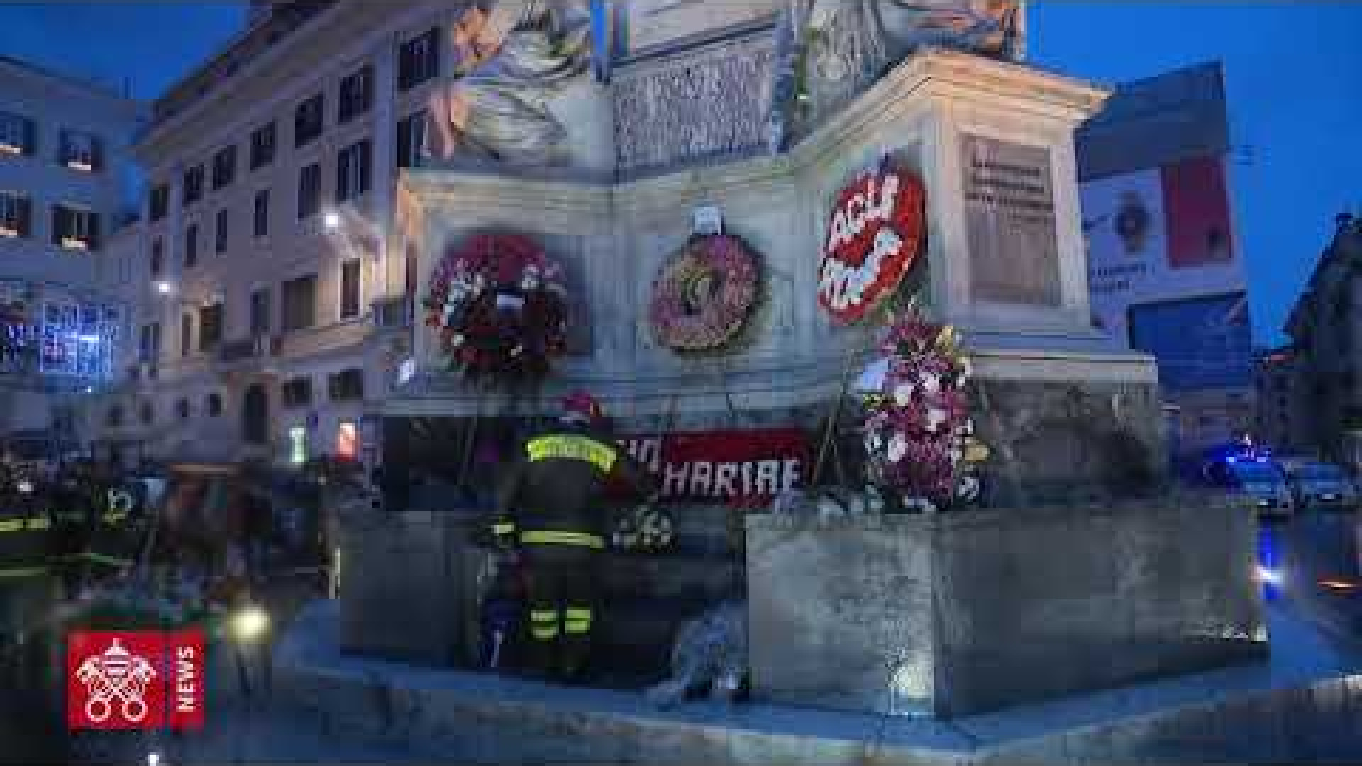 Immagine di Papa Francesco all'alba a piazza di Spagna per affidare il mondo a Maria