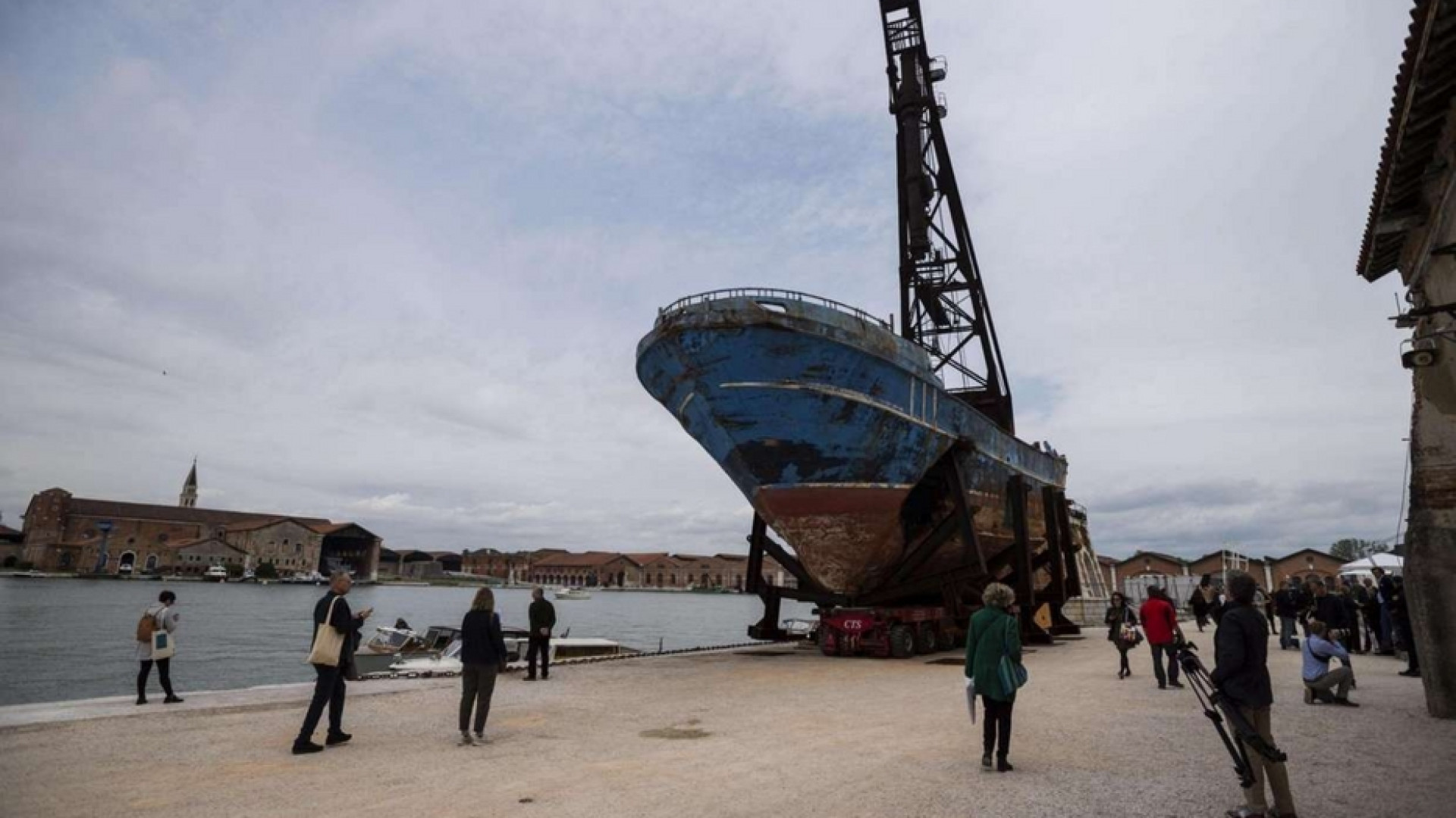 Immagine di La barca dei 700 morti abbandonata in Biennale. Una proposta per salvarla