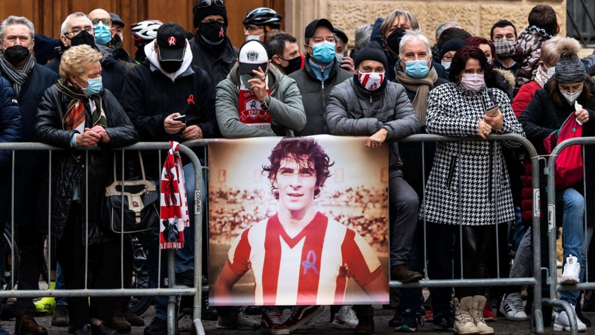 Immagine di Il funerale di Paolo Rossi. "Ora giocherai nella nazionale del cielo"