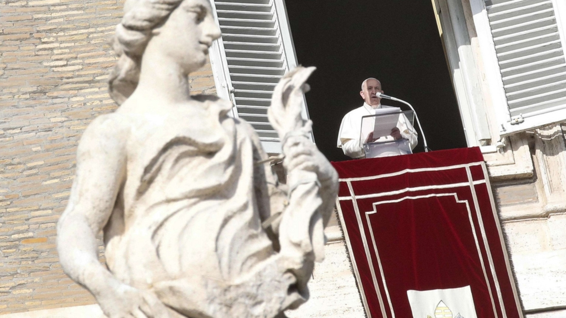 Immagine di Papa Francesco: a Natale facciamo un regalo a un bisognoso