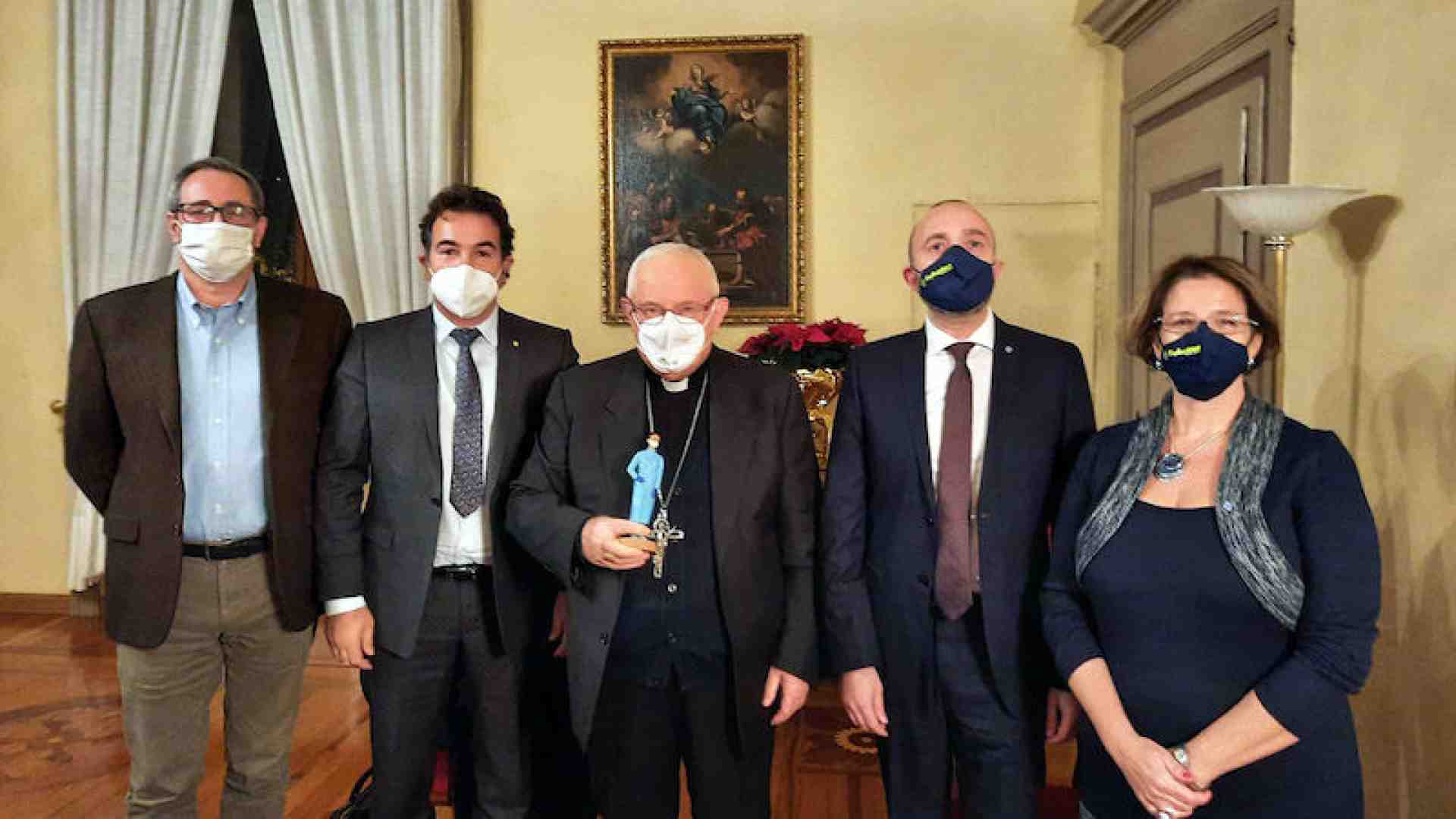 Immagine di L’infermiera anti-Covid del presepe 2020 donata al Vescovo di Verona