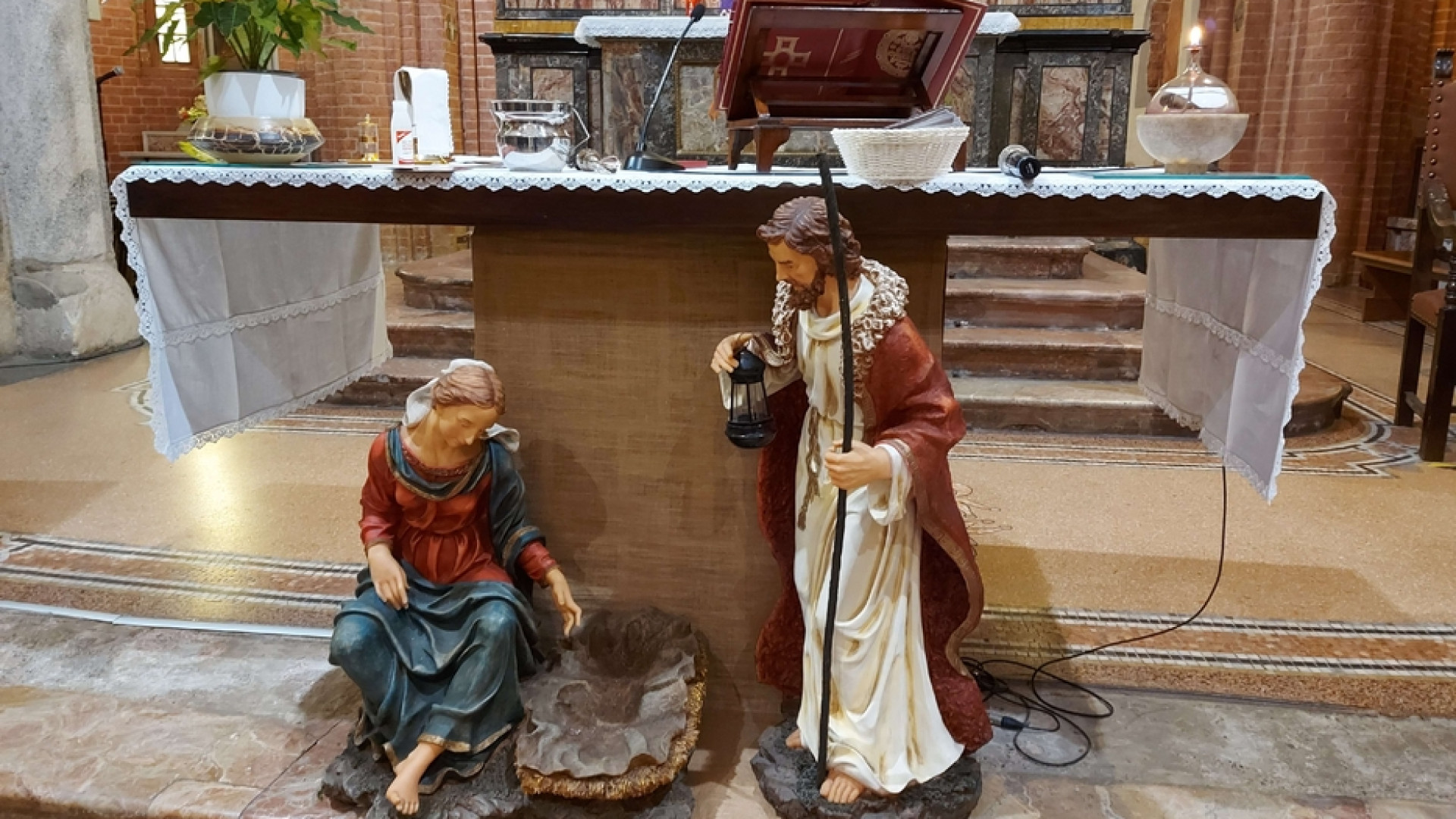 Immagine di Natale fra Messe «sicure», campane a mezzanotte e preghiera in famiglia
