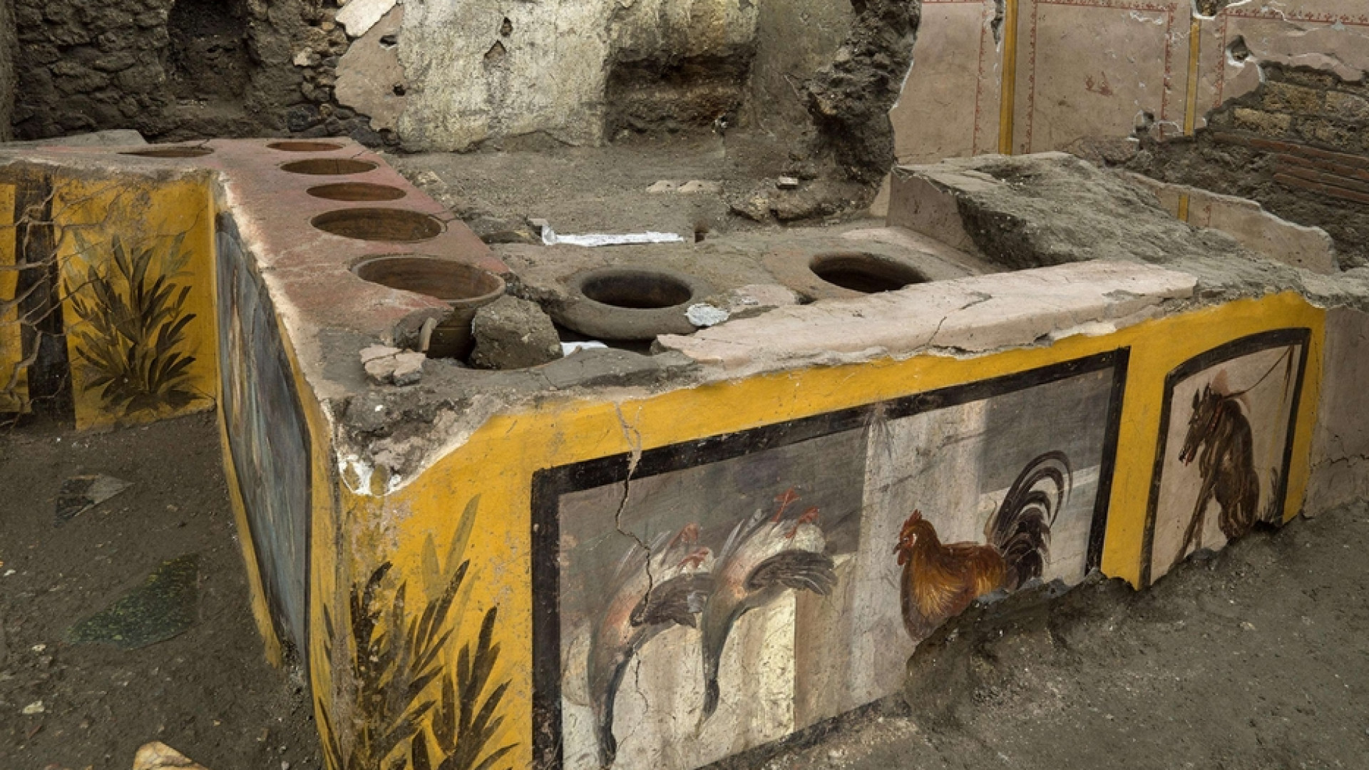 Immagine di Pompei: scoperto intatto un termopolio, il fast food degli antichi romani