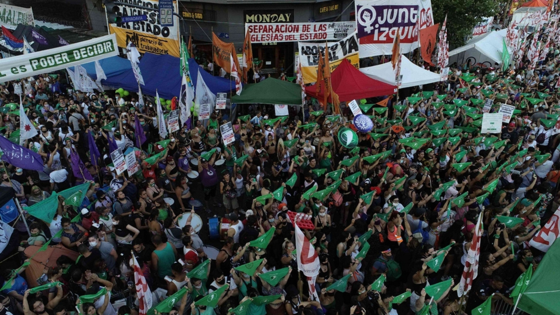 Immagine di Dal Senato via libera all'aborto entro la 14esima settimana. Paese diviso