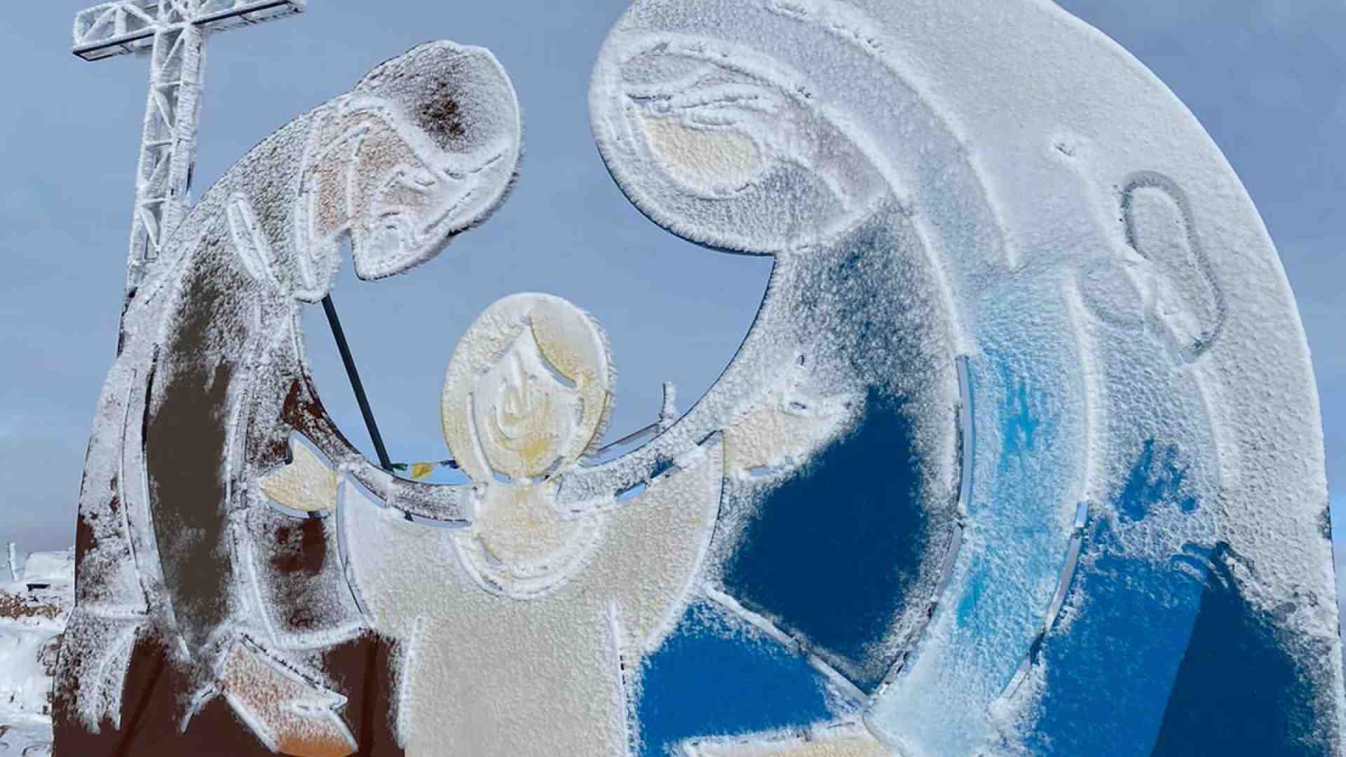 Immagine di Gesù nasce al freddo e al gelo sulla cima del Corno d’Aquilio