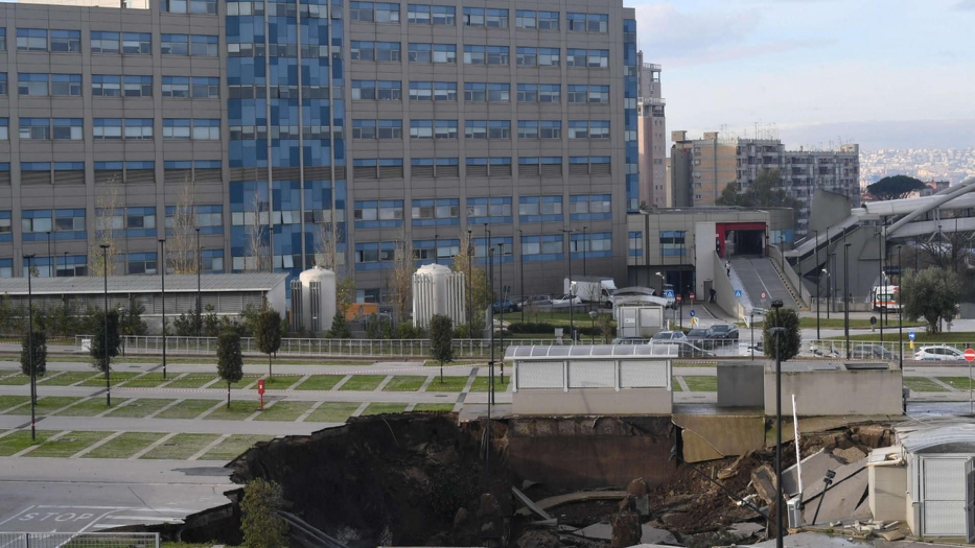 Immagine di Enorme voragine all'Ospedale del mare: evacuato il Covid center