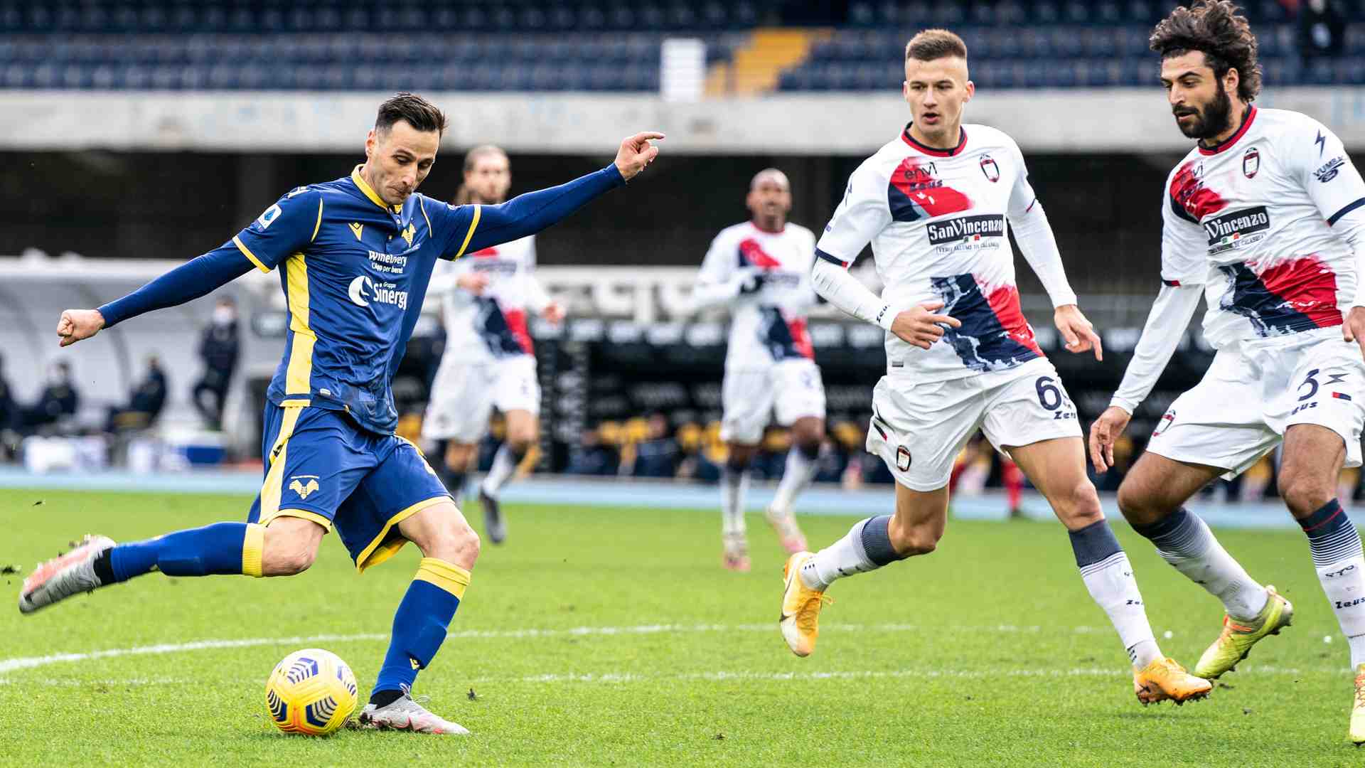 Immagine di Con Kalinic e Dimarco l'Hellas batte 2-1 il Crotone