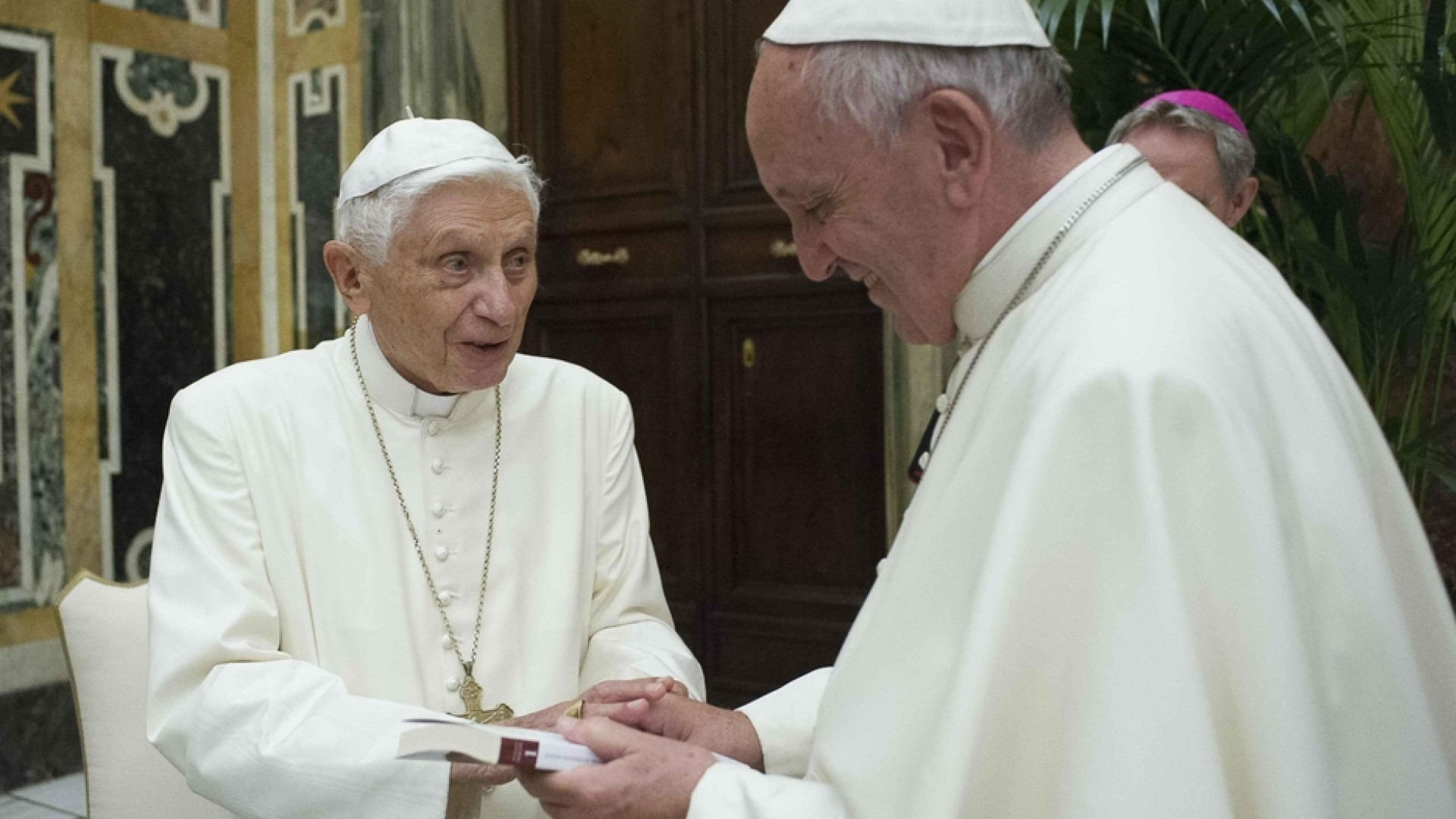 Immagine di Partite le vaccinazioni in Vaticano. «Anche Ratzinger la farà»