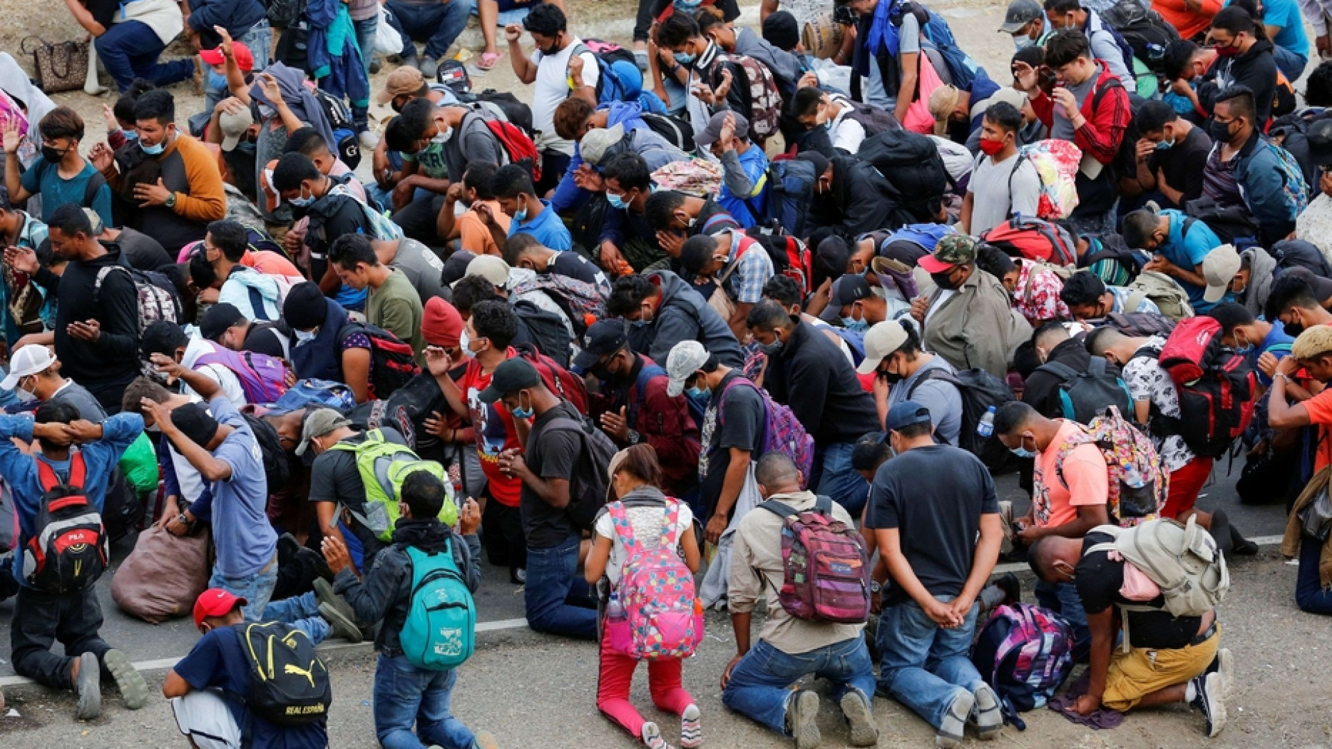 Immagine di «In nome di Dio, fateci passare»: la preghiera dei migranti al confine