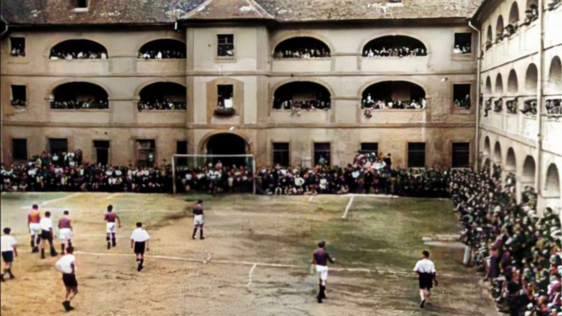 Immagine di Hirsch e gli ebrei in campo a Terezìn