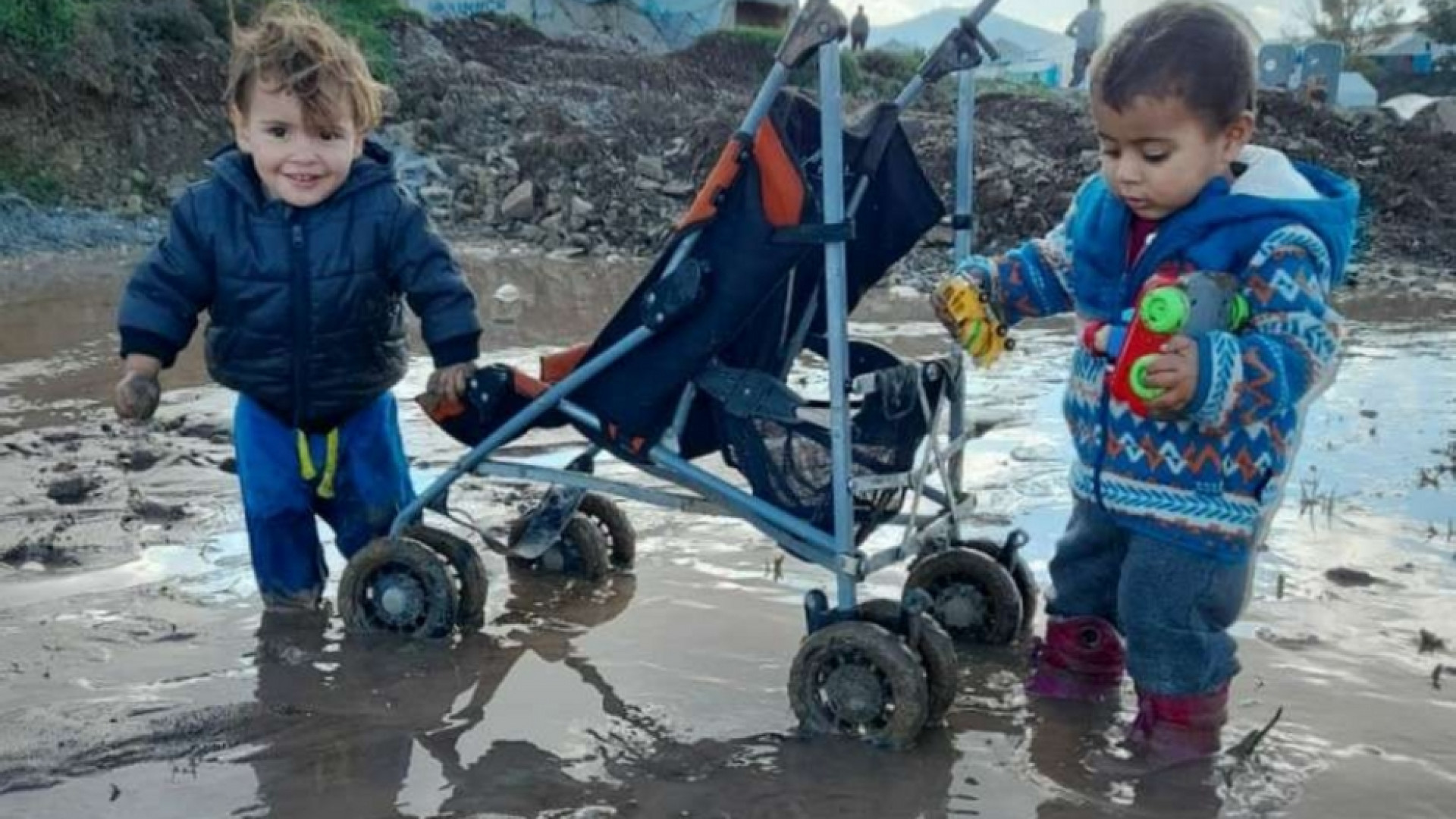Immagine di I bambini di Lesbo prigionieri nel fango