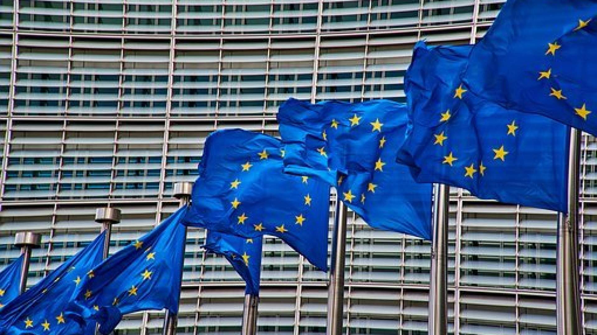 Immagine di Bruxelles: AstraZeneca fornisca tutte le dosi. Nuove regole per i viaggi