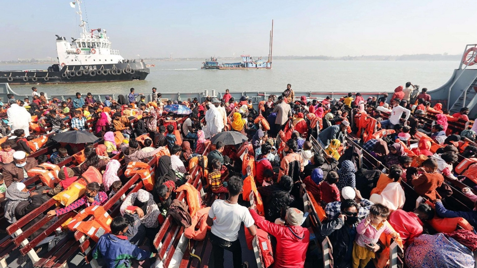 Immagine di Altri 1.400 profughi Rohingya trasferiti sull'isola remota