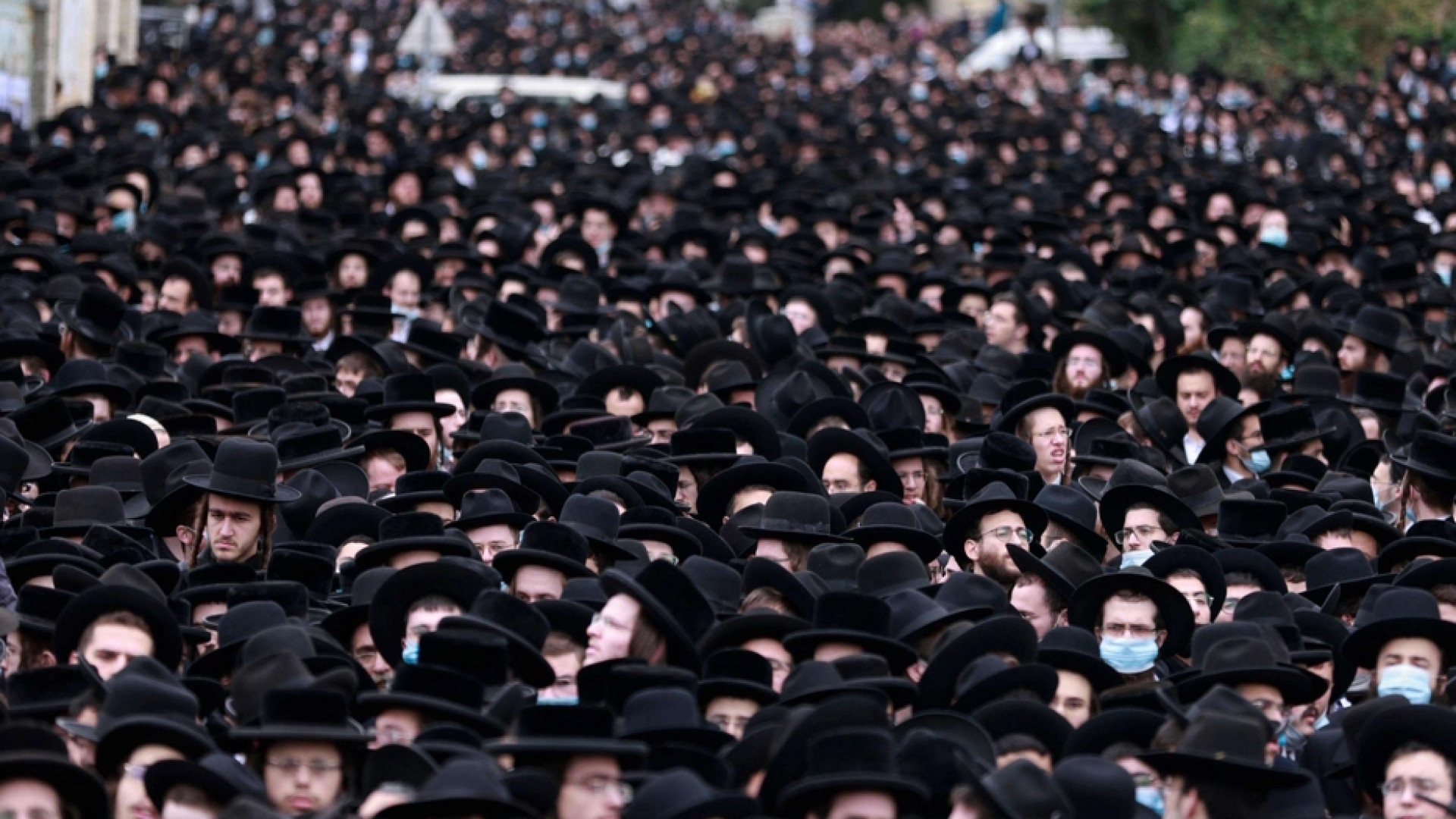 Immagine di Diecimila ultraortodossi al funerale di un rabbino. In pieno lockdown