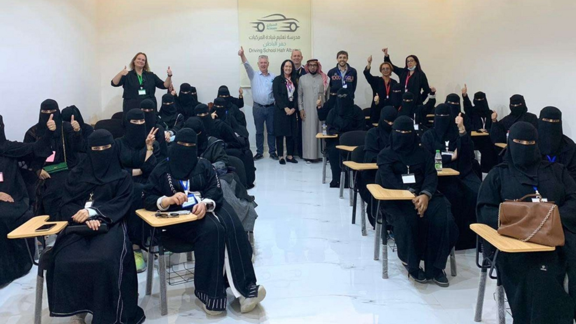Immagine di A.A.A. Istruttrici di guida cercansi per aiutare le donne arabe