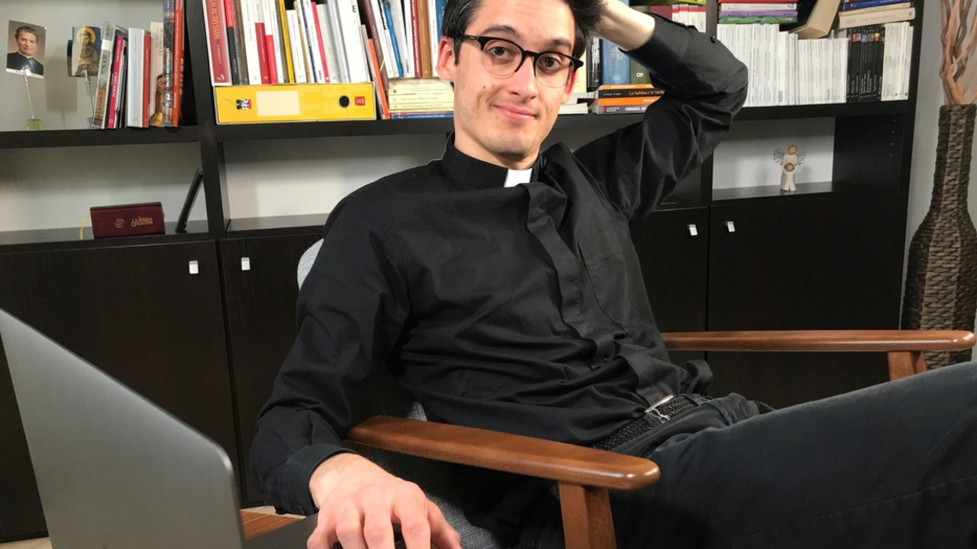 Immagine di Arriva Clubhouse e don Ravagnani apre la «stanza» del sacerdote
