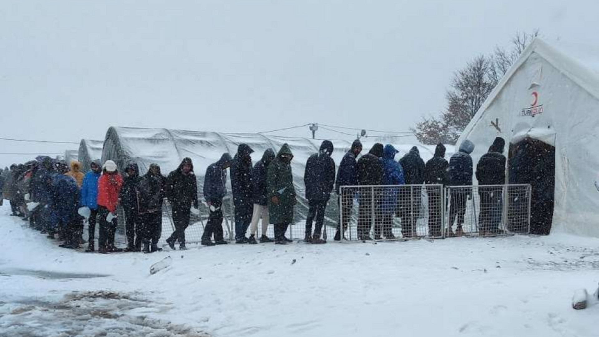 Immagine di Nella neve congelano le speranze dei migranti: l'Europa si è fermata a Lipa
