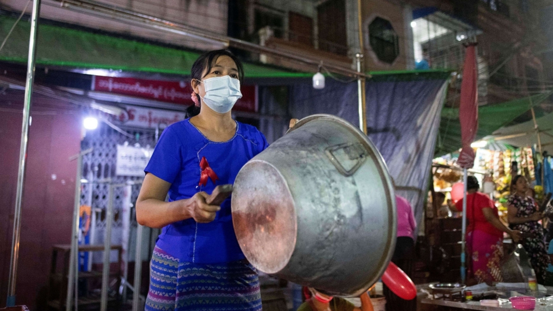 Immagine di Myanmar, si sveglia la protesta: pentole e palloncini rossi contro i generali