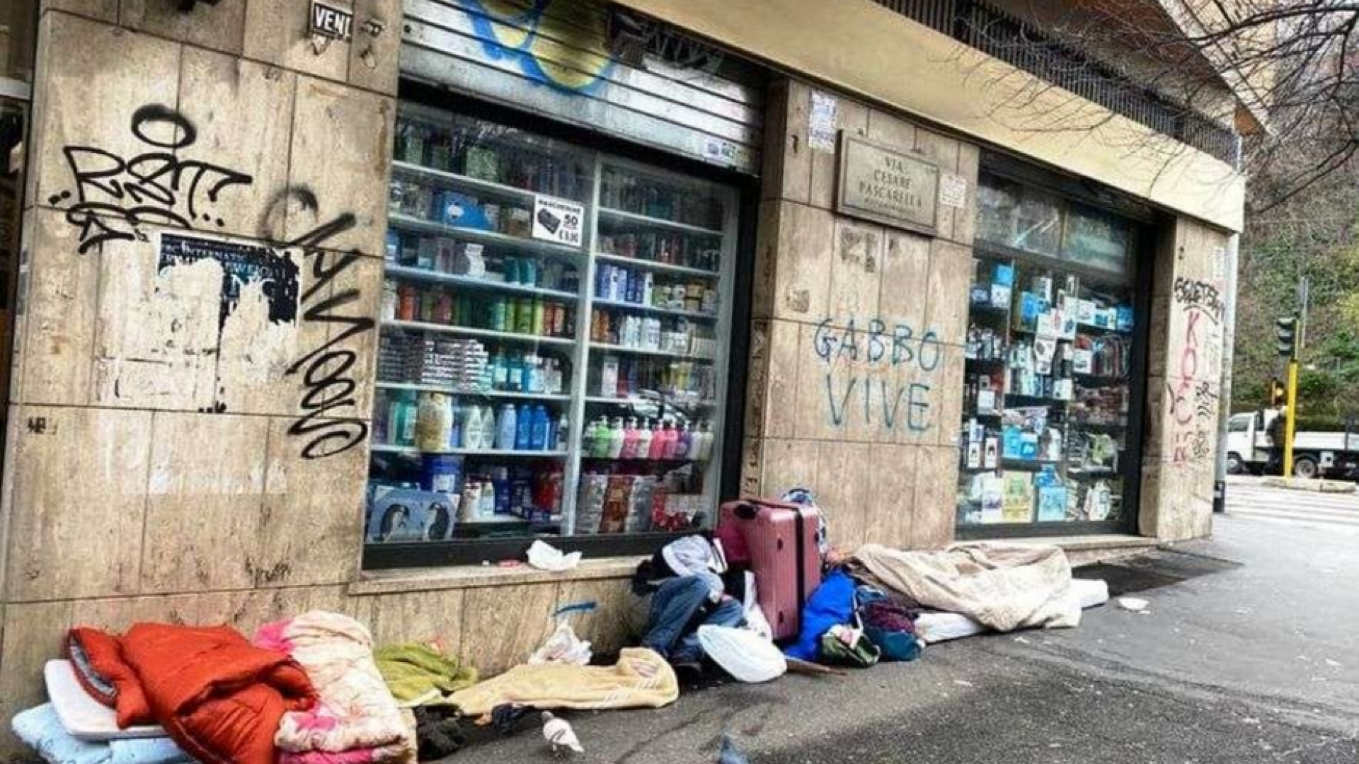 Immagine di Roma, vigili gettano coperte di senzatetto: costretti a dormire all'addiaccio