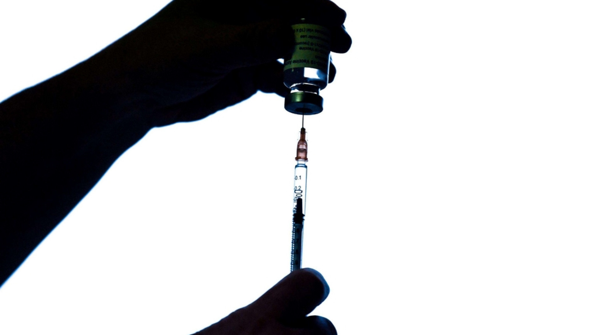 Immagine di 10.630 nuovi casi e 422 decessi. Lombardia, è polemica sul piano vaccini