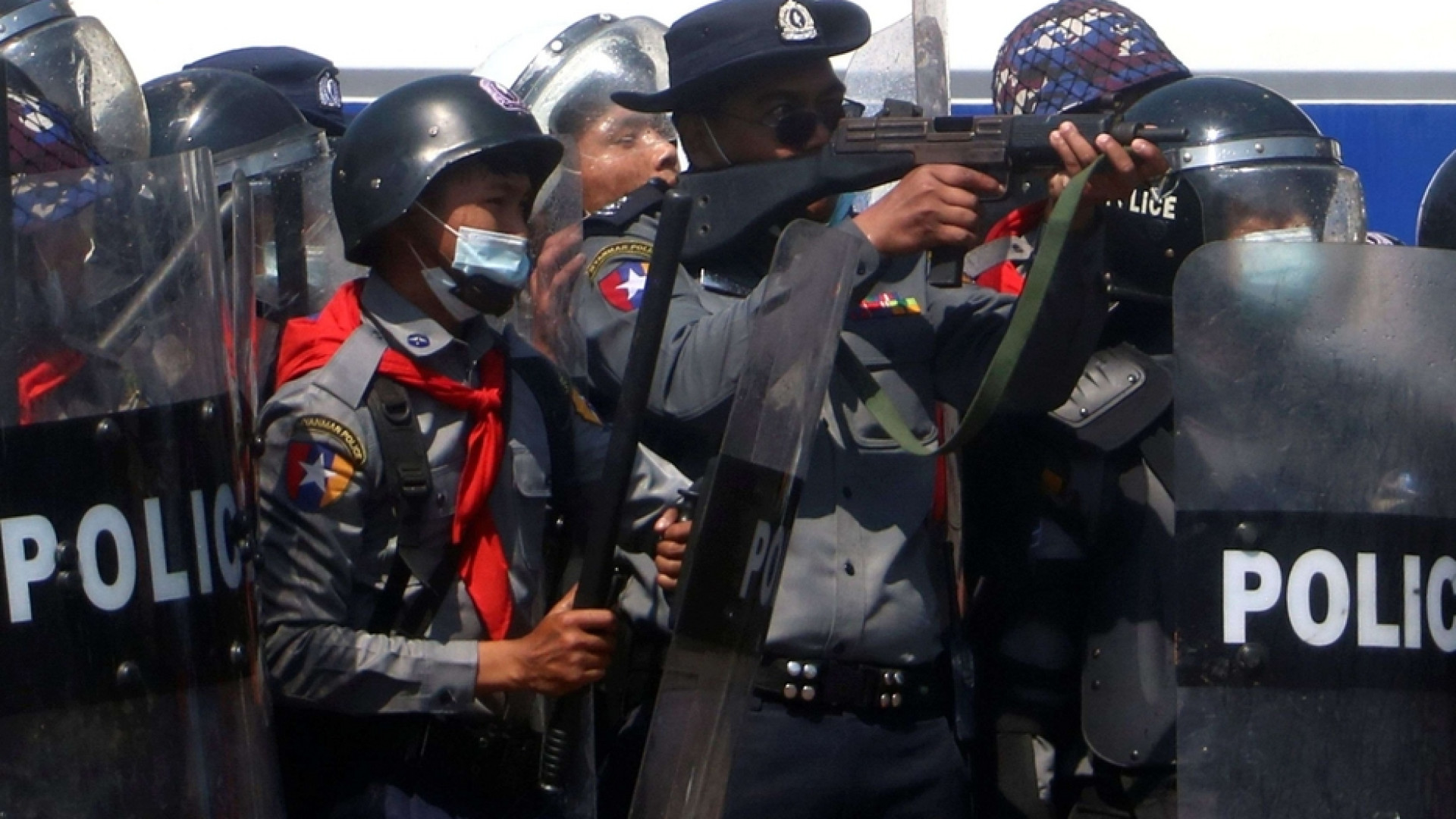 Immagine di Idranti e proiettili di gomme contro i manifestanti, muore studentessa