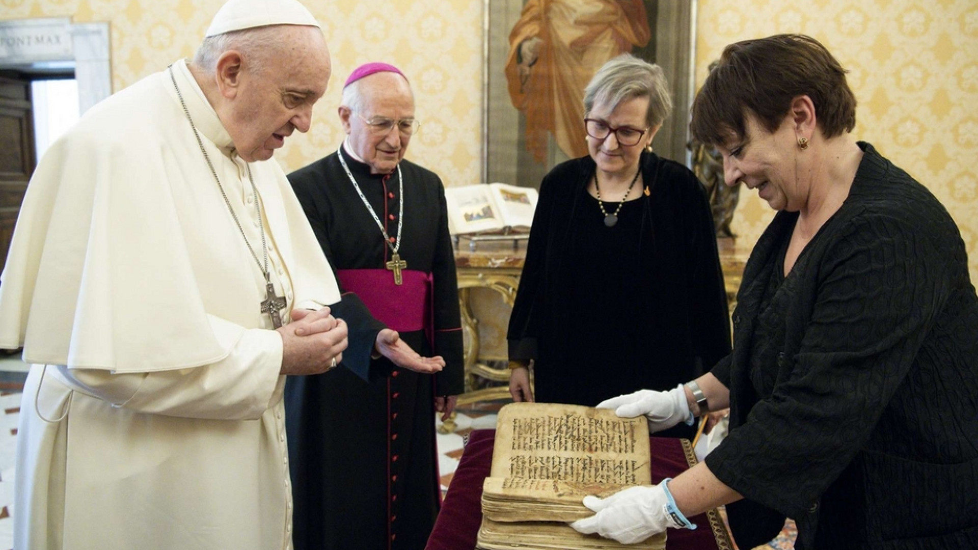 Immagine di Sidra, il libro sacro salvato dal Daesh, portato a papa Francesco