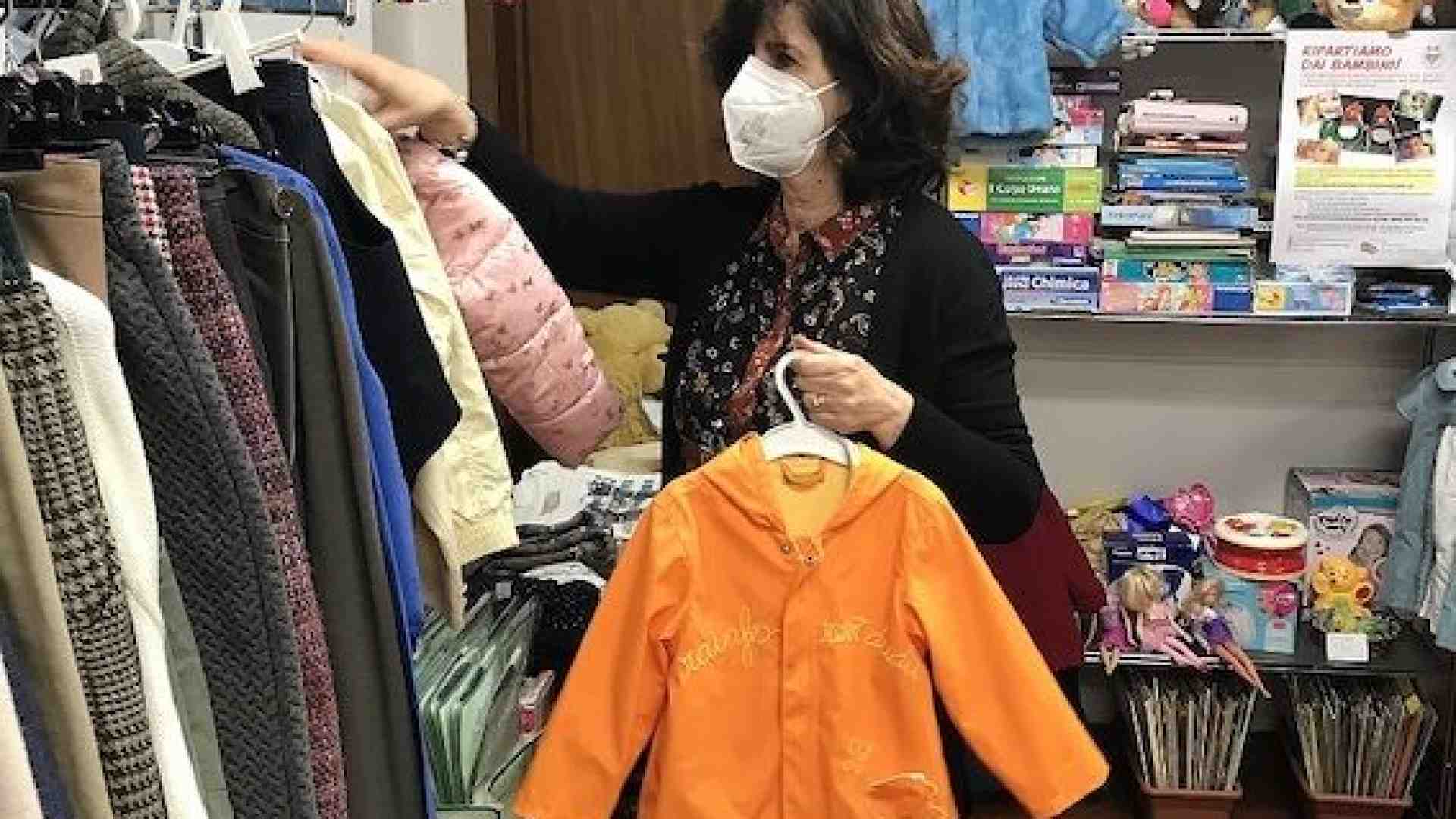 Immagine di Fondazione Fevoss. Al Bazar solidale di via Marconi via ai saldi di fine stagione