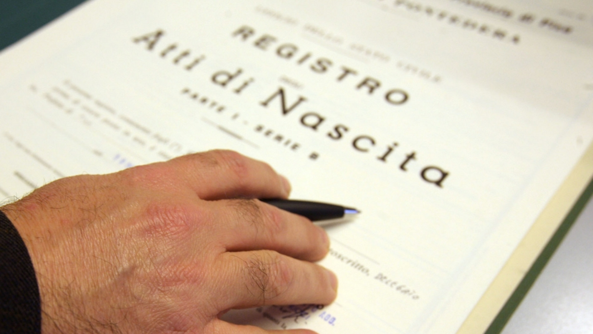 Immagine di «Cognome del padre, retaggio patriarcale: basta disparità»