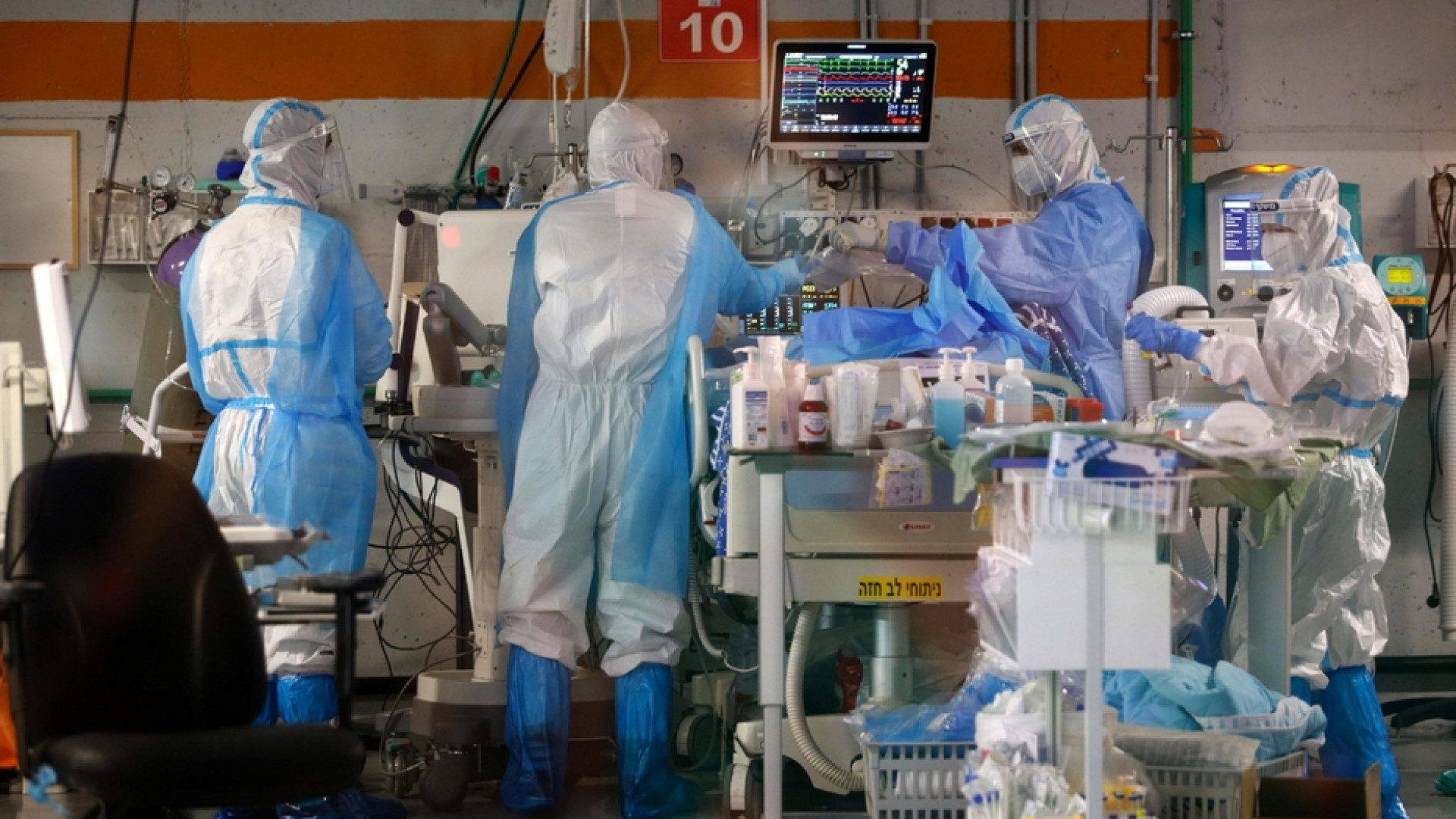 Immagine di Infermiere arabo recita lo Shemà Israel per un ebreo che sta morendo di Covid