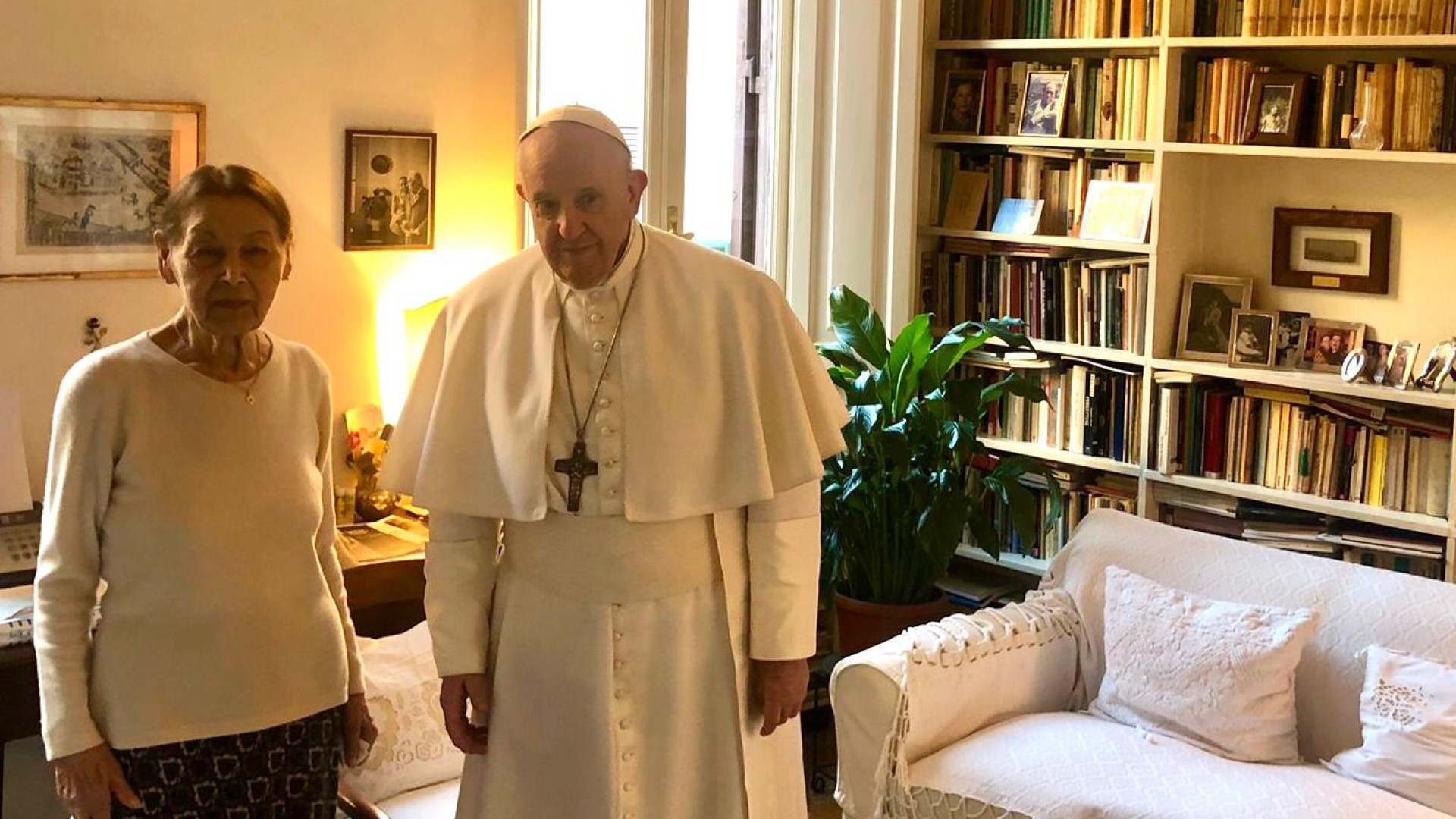 Immagine di Papa Francesco a sorpresa visita la poetessa Bruck, sopravvissuta alla Shoah