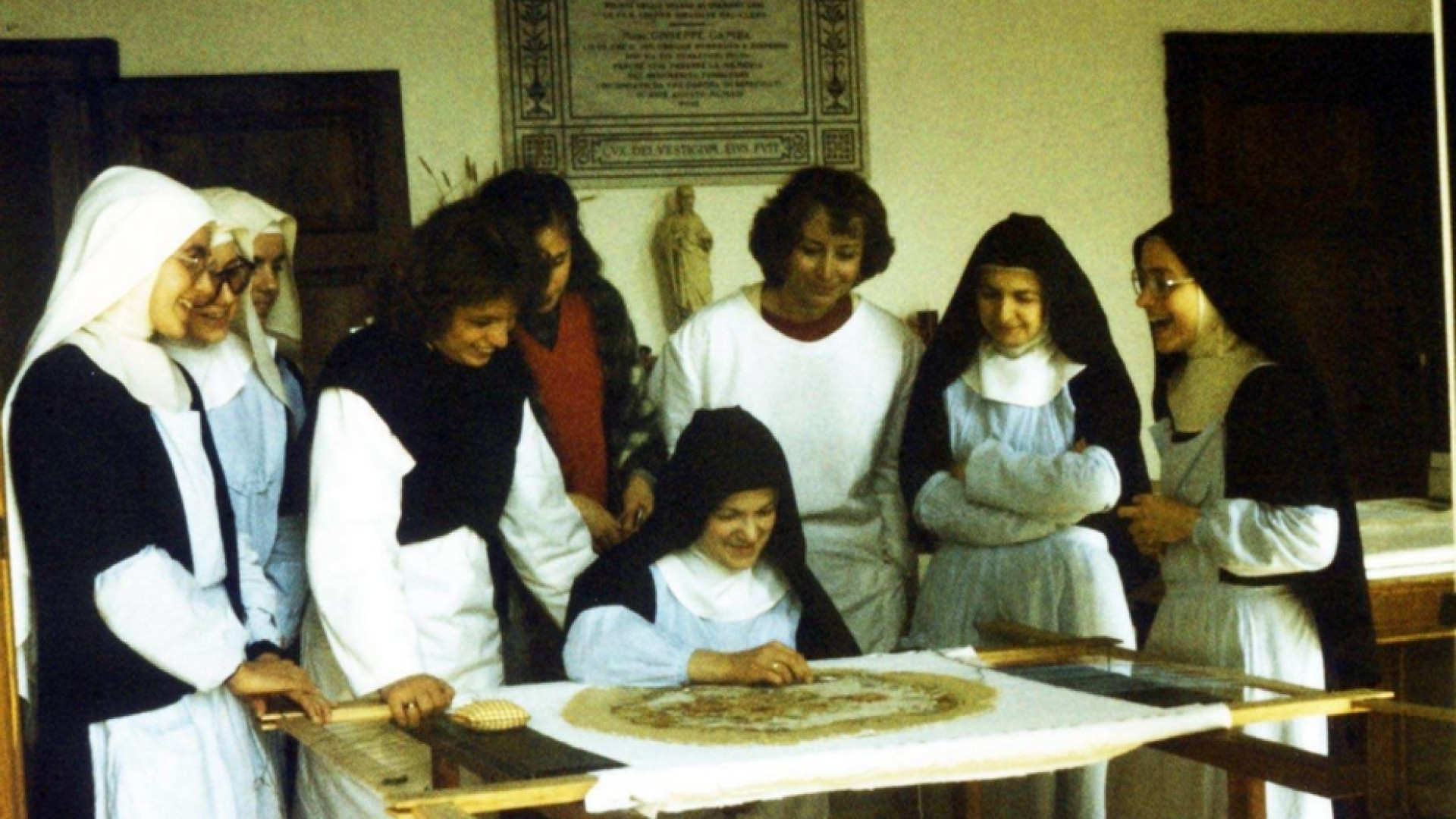 Immagine di Le monache di San Giulio restaurano «gli abiti» della preghiera