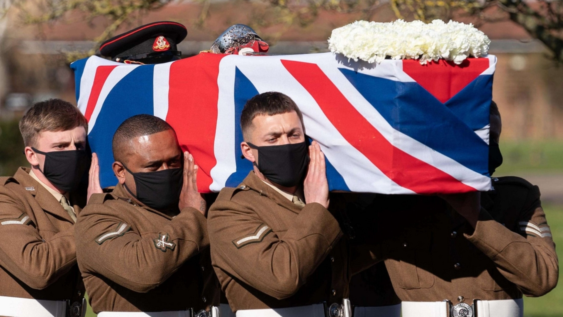 Immagine di Anche il sorvolo della Raf per i funerali del capitano Tom
