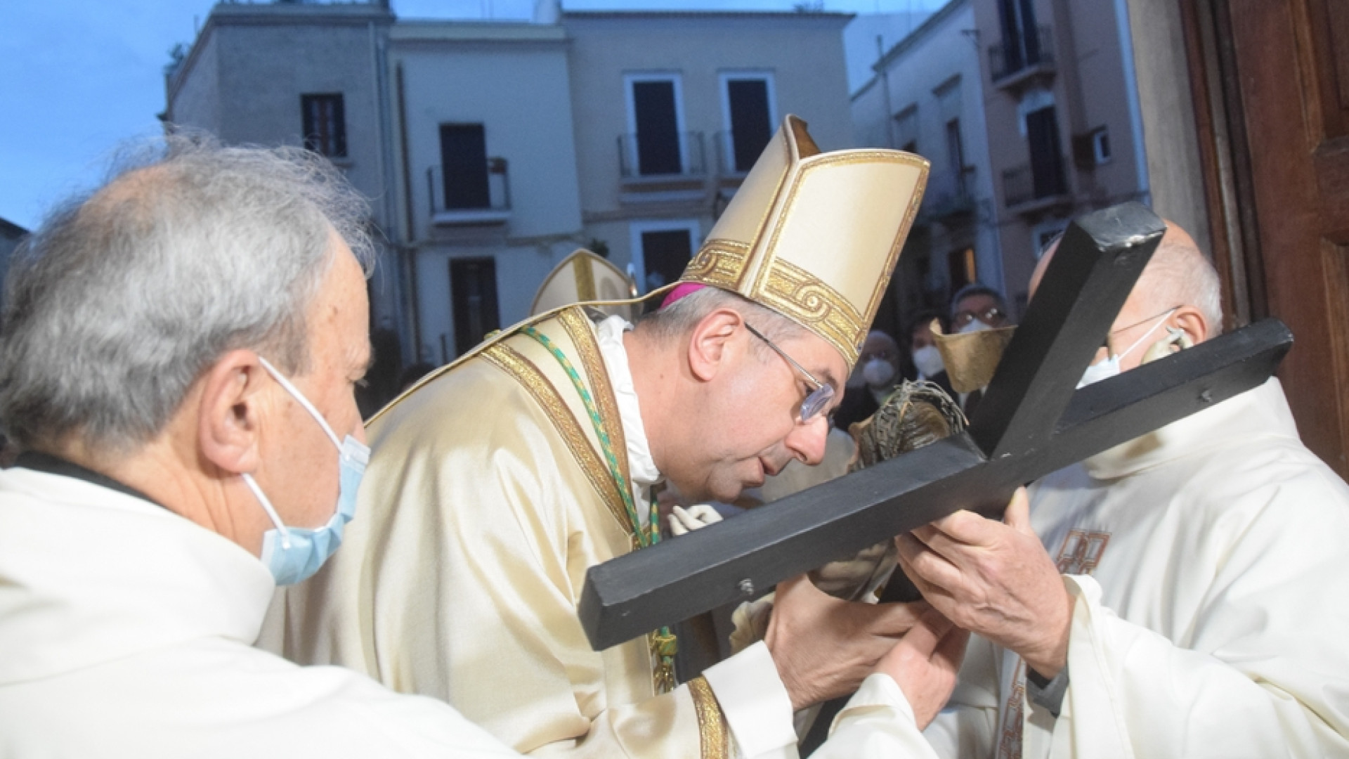 Immagine di Ricoverato in ospedale l'arcivescovo di Bari-Bitonto, positivo al Covid